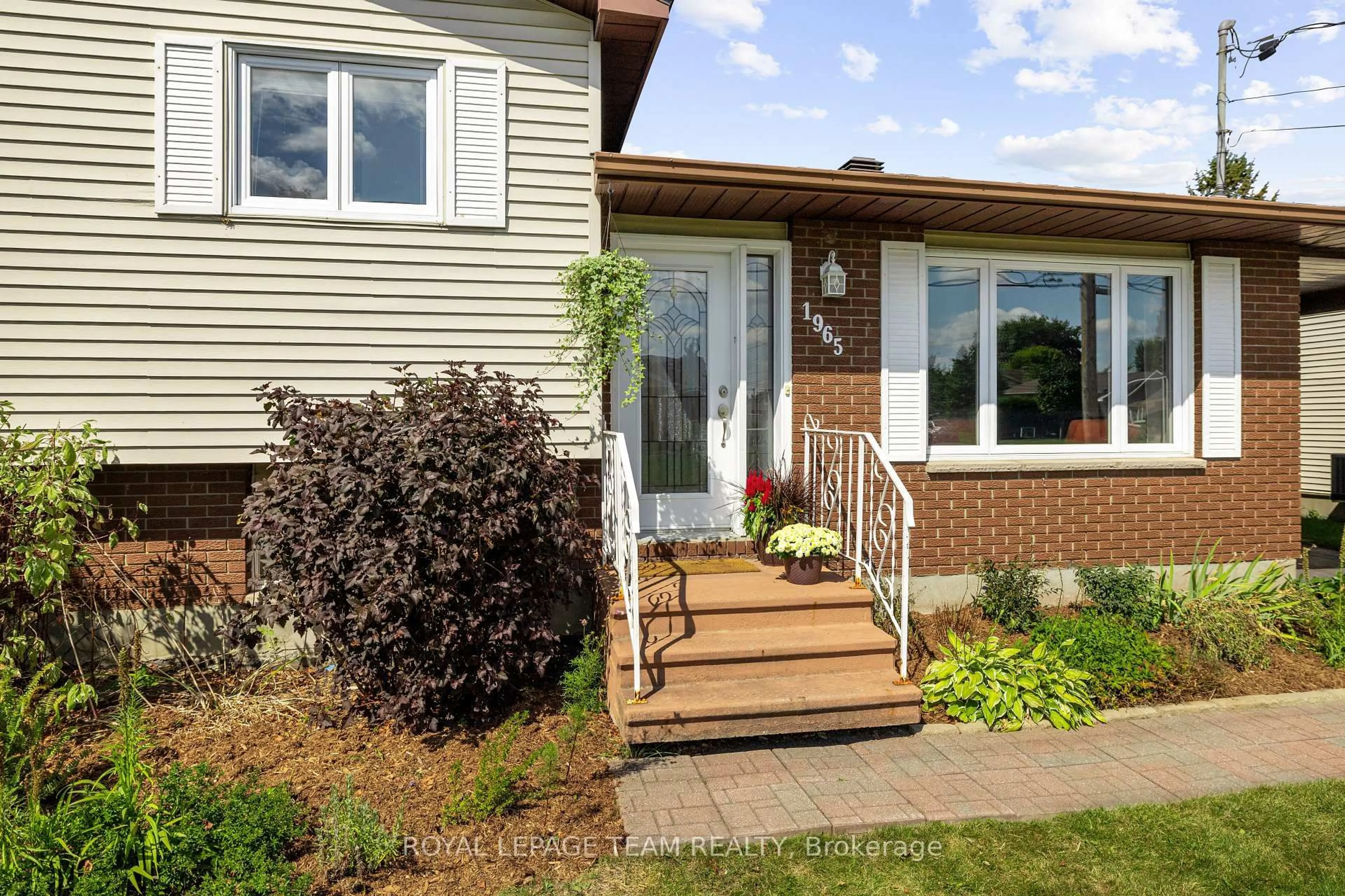 Home with vinyl exterior material, street for 1965 Patricia St, Clarence-Rockland Ontario K4K 1B2