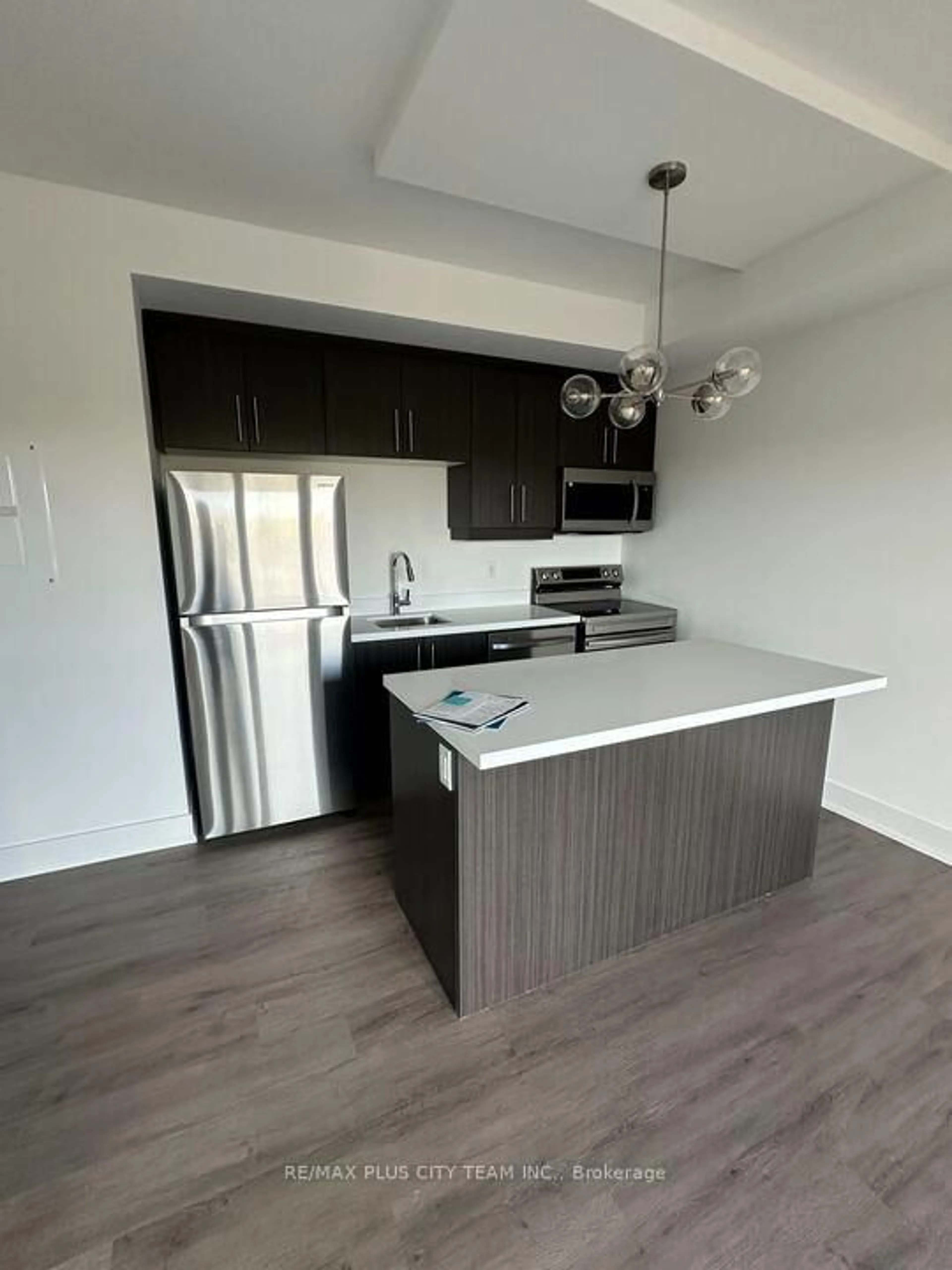 Standard kitchen, wood/laminate floor for 575 Conklin Rd #820, Brantford Ontario N3T 0Y2