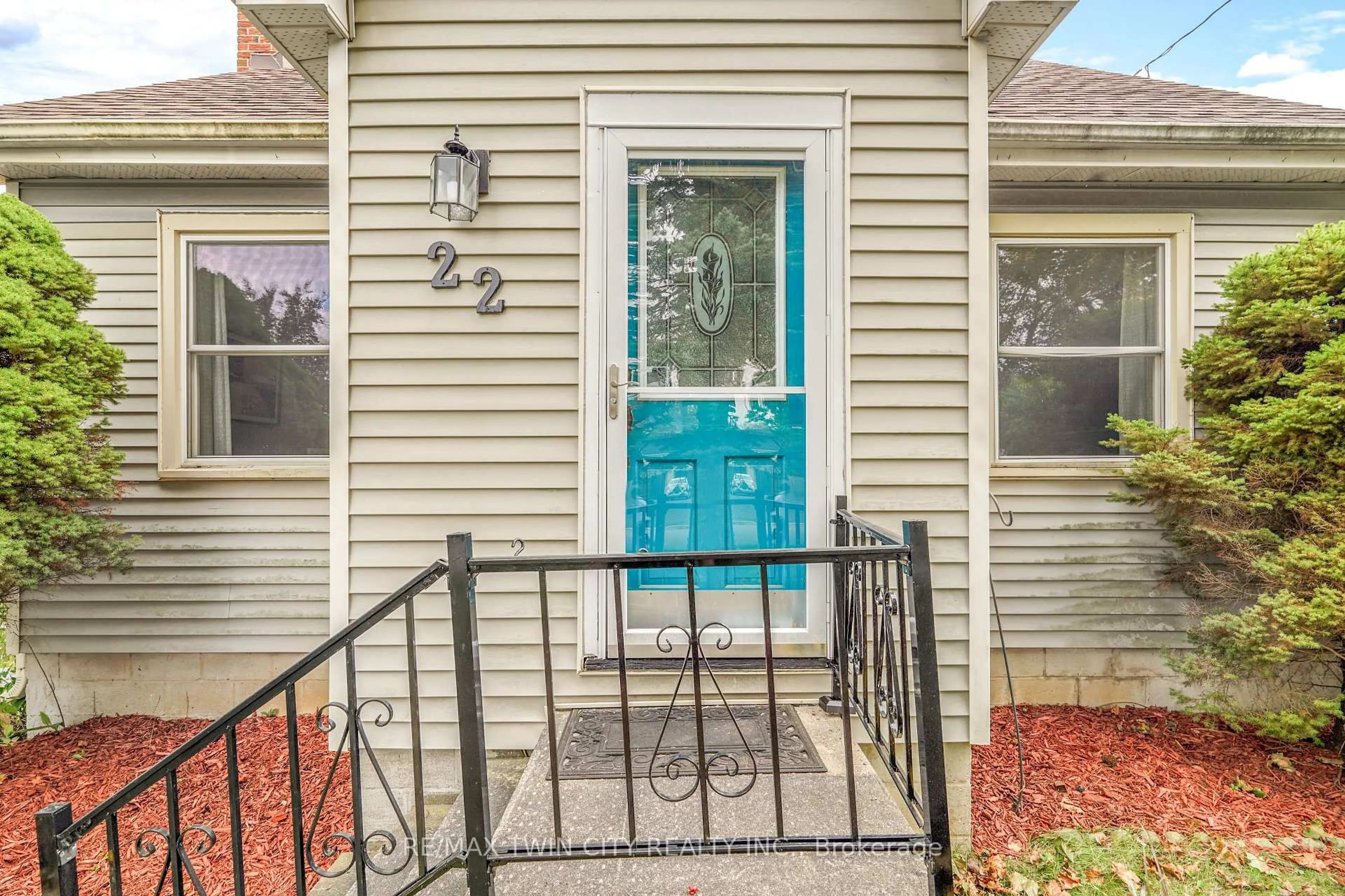 Indoor entryway for 22 Wayne Dr, Brantford Ontario N3R 2Y7