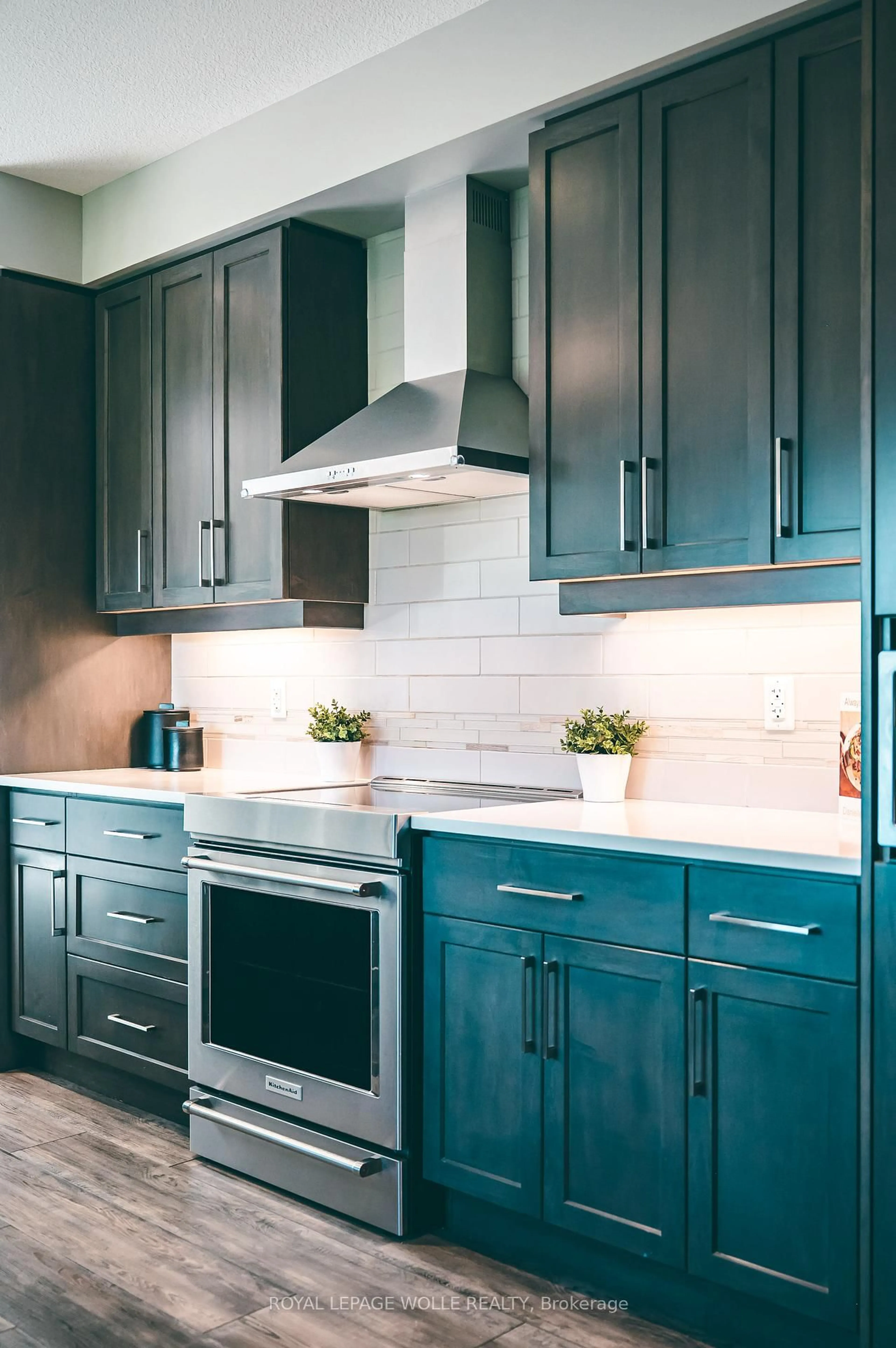 Contemporary kitchen, unknown for 884 Robert Ferrie Dr, Kitchener Ontario N2R 0P2