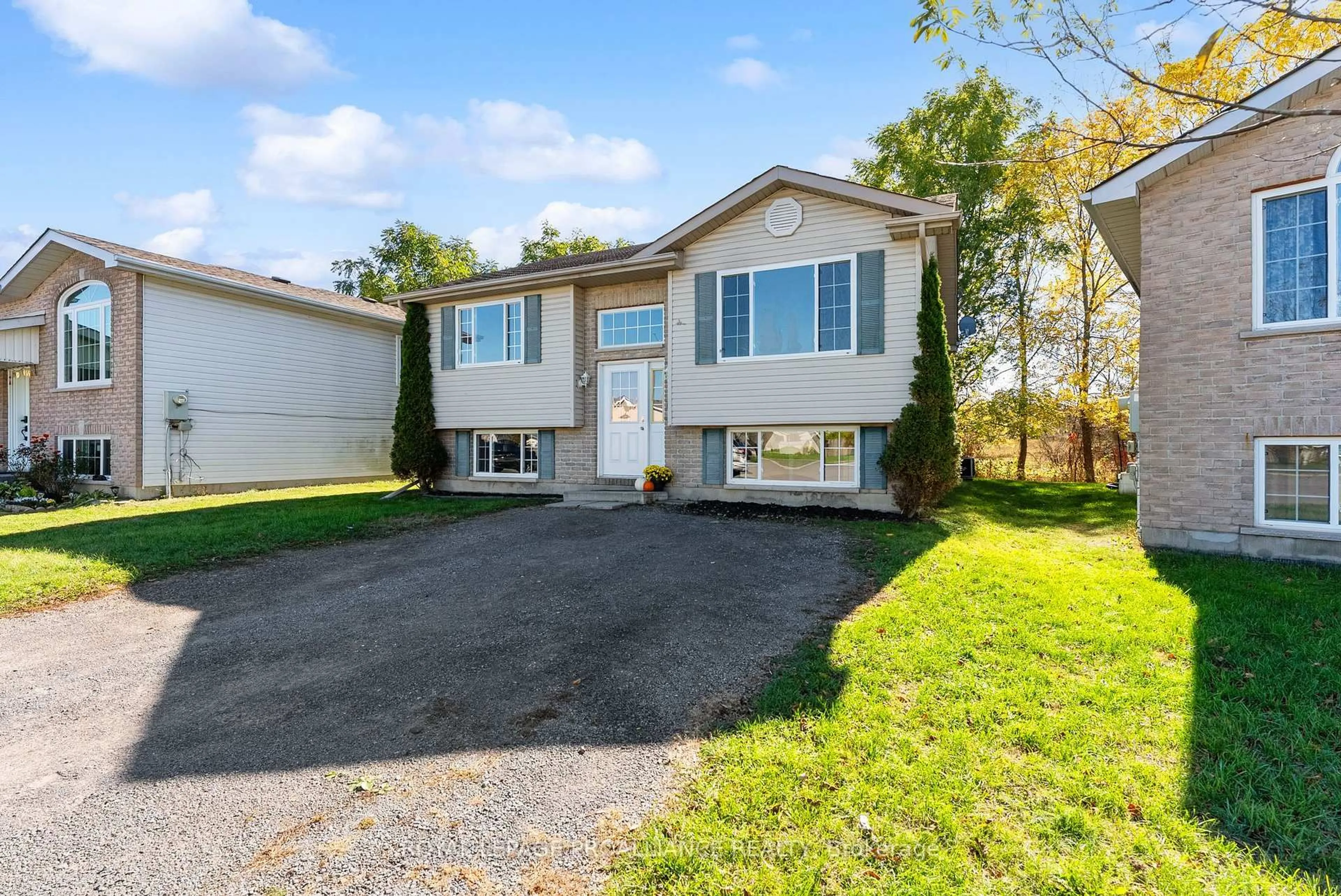 Home with vinyl exterior material, street for 6 Lake Crt, Belleville Ontario K8P 5M8