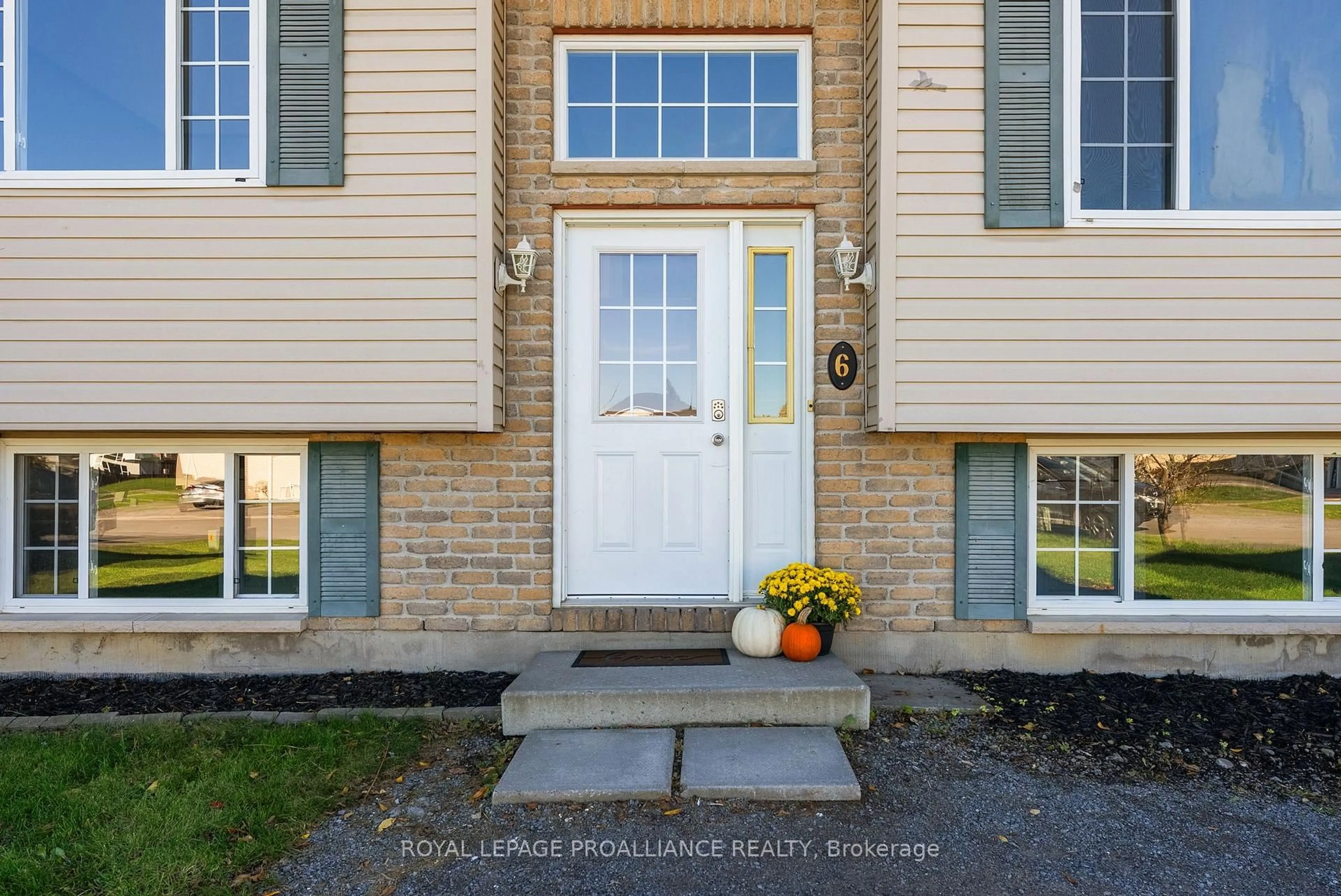 Indoor entryway for 6 Lake Crt, Belleville Ontario K8P 5M8
