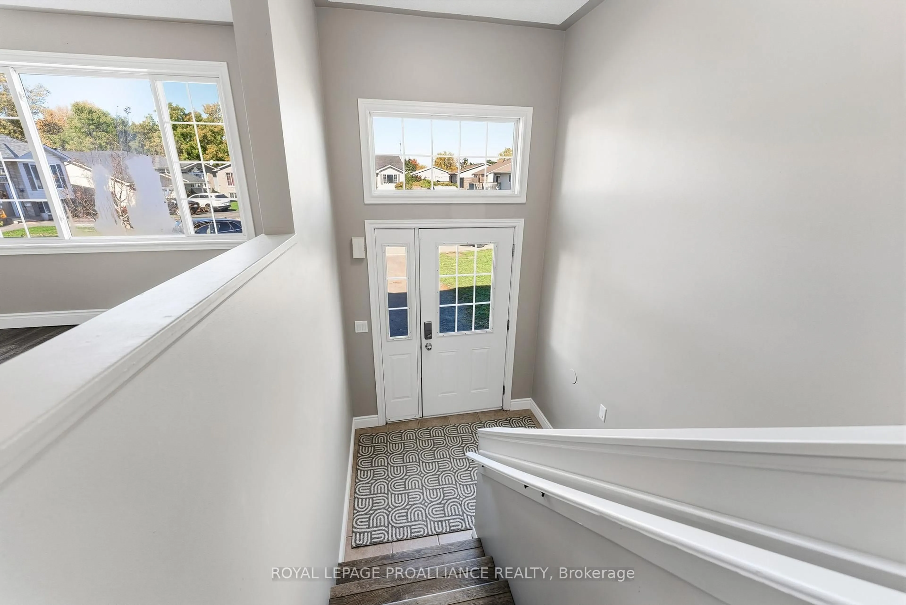Indoor entryway for 6 Lake Crt, Belleville Ontario K8P 5M8