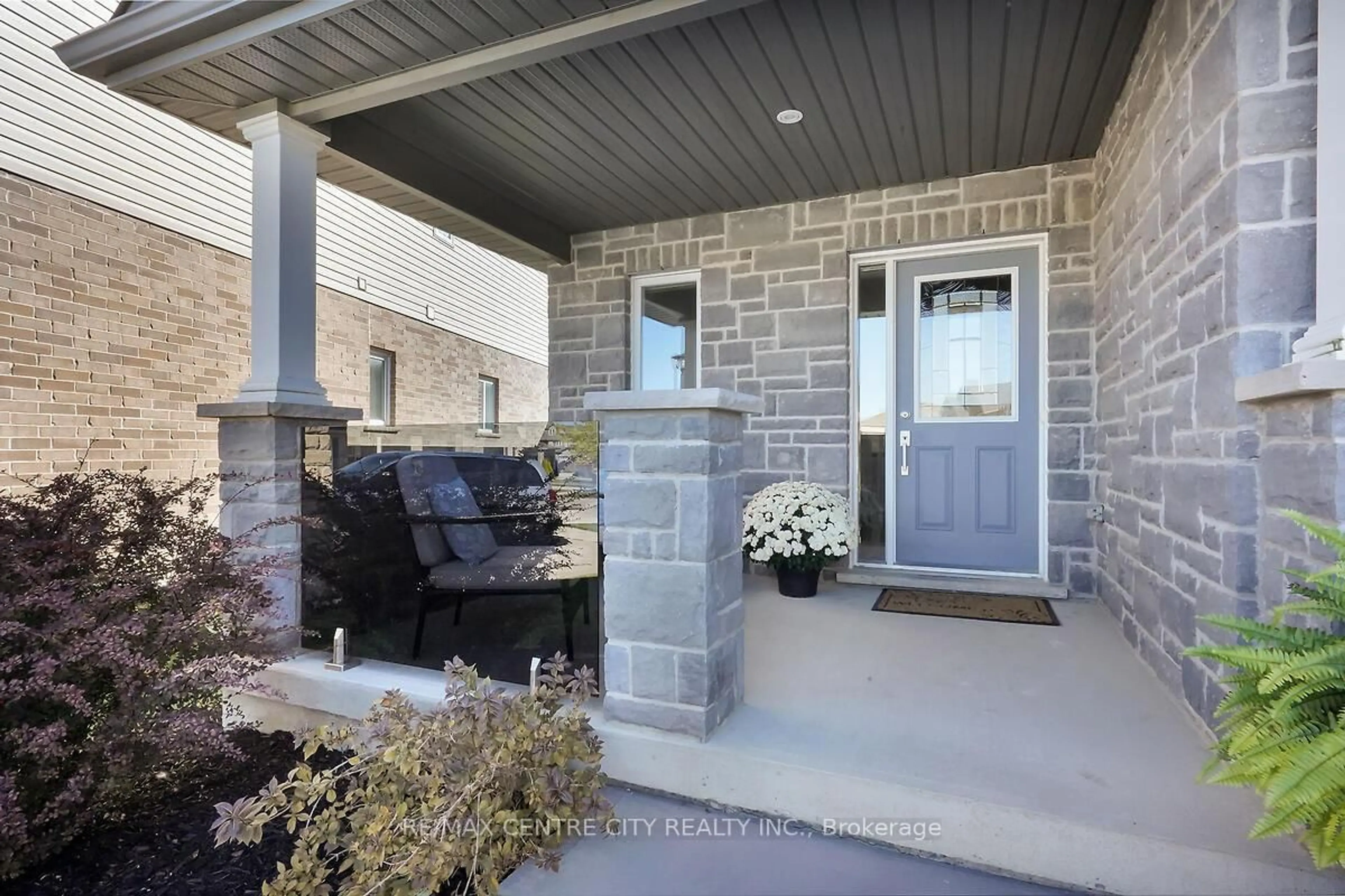 Indoor entryway for 2681 Foxbend Link Tr, London North Ontario N6G 0M7
