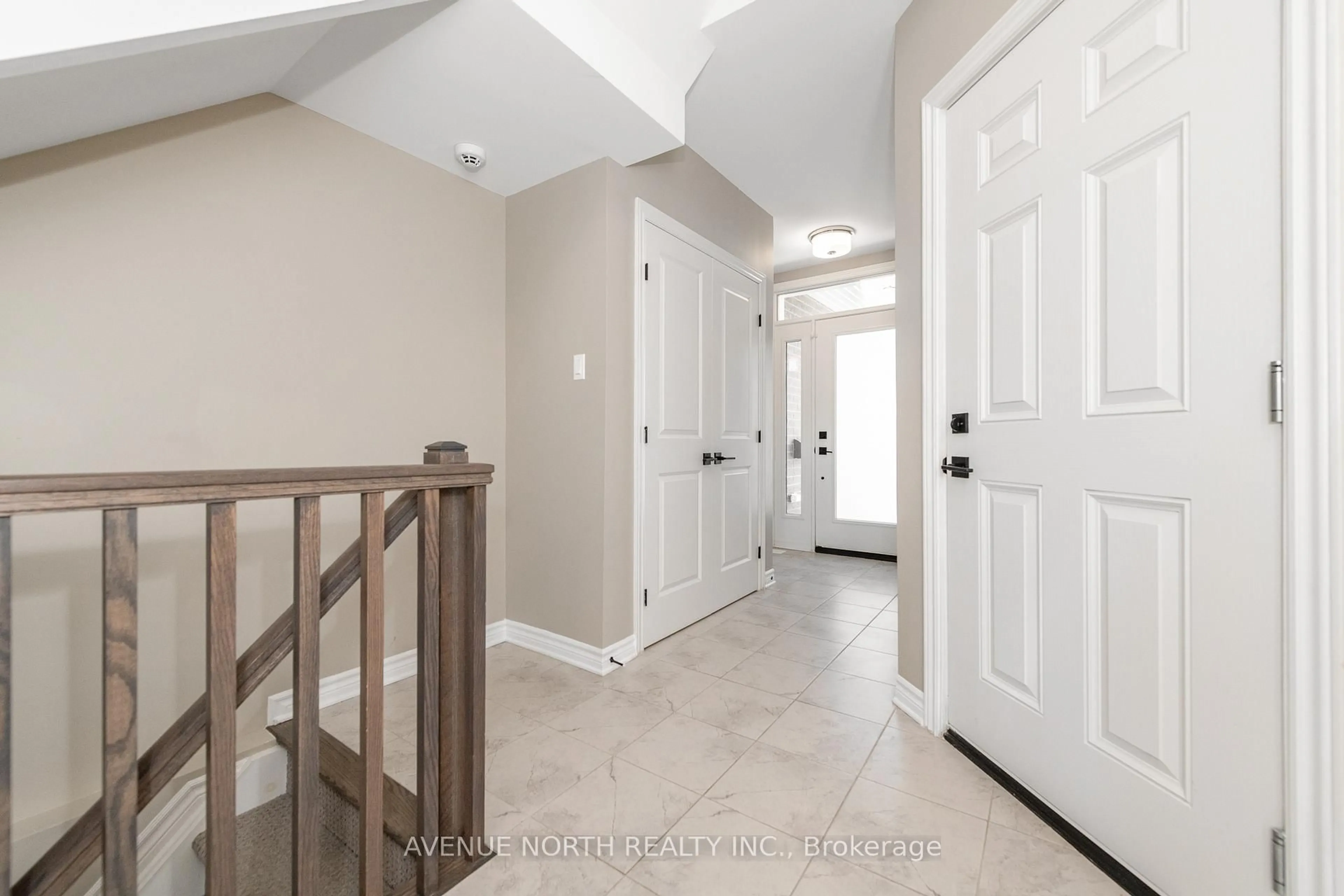 Indoor entryway for 3979 Kelly Farm Dr, Ottawa Ontario K1T 0E3