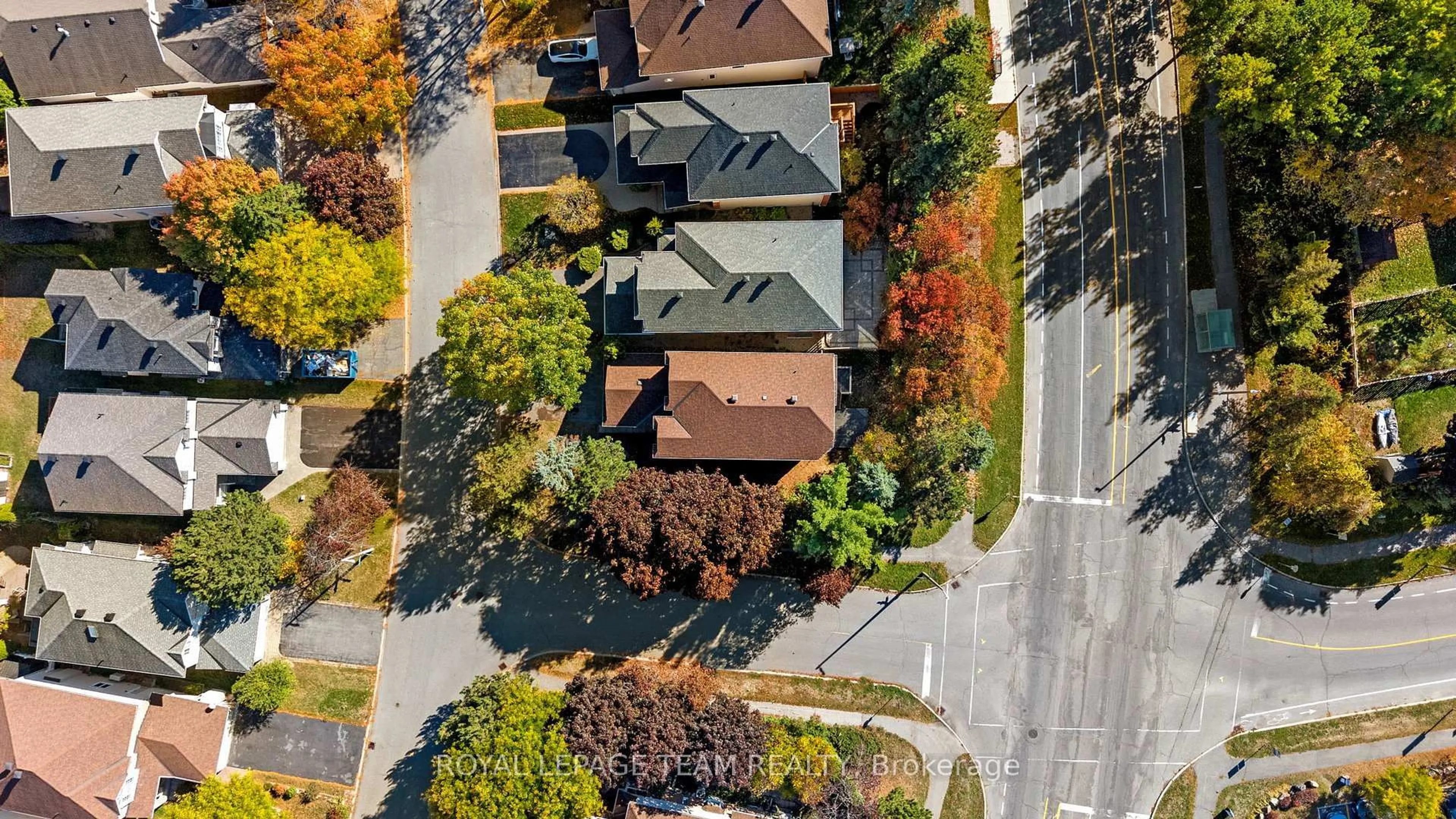 A pic from outside/outdoor area/front of a property/back of a property/a pic from drone, street for 27 Evanshen Cres, Ottawa Ontario K2K 2Z6