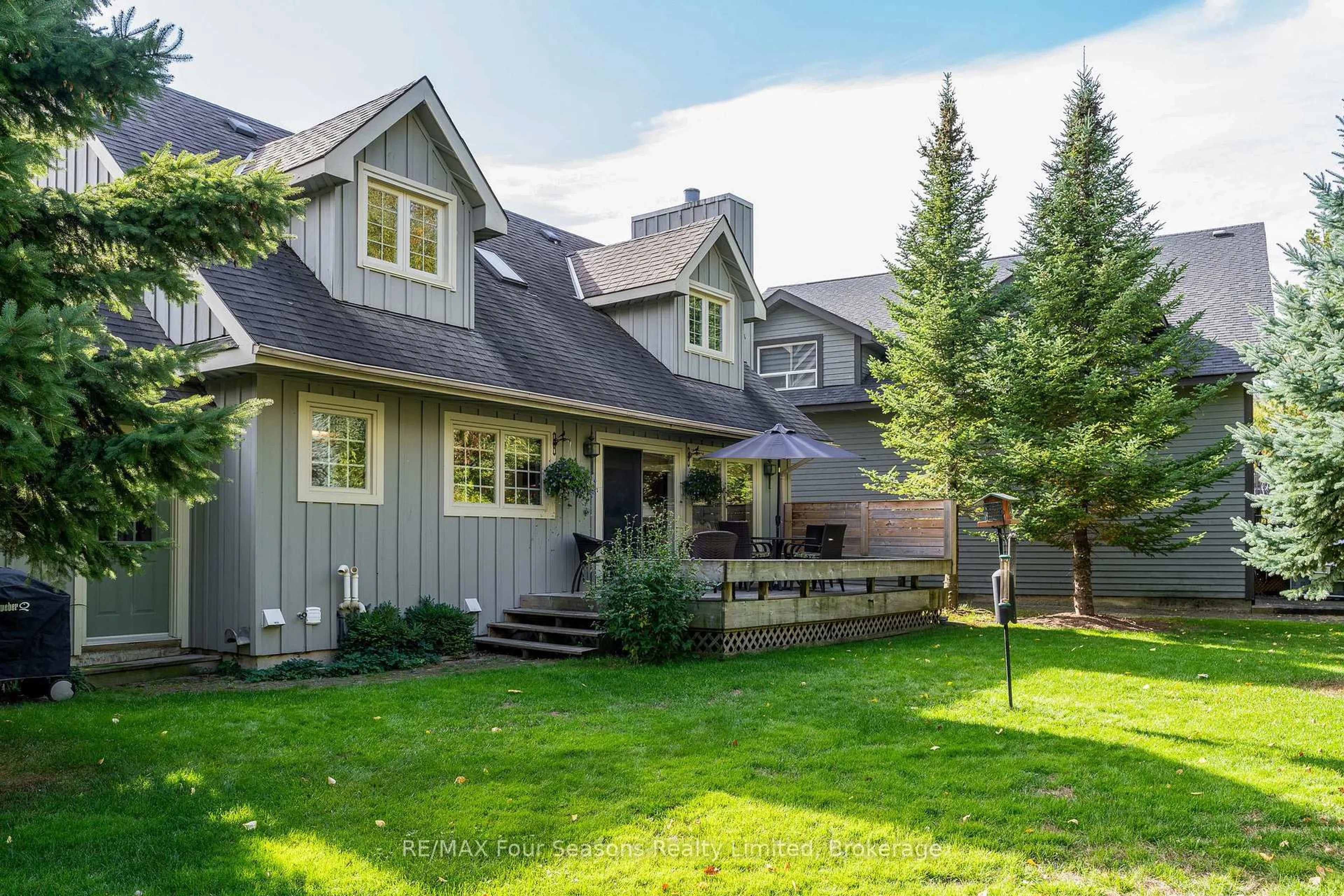 Home with vinyl exterior material, mountain view for 109 Liisa's Lane, Blue Mountains Ontario L9Y 0M3