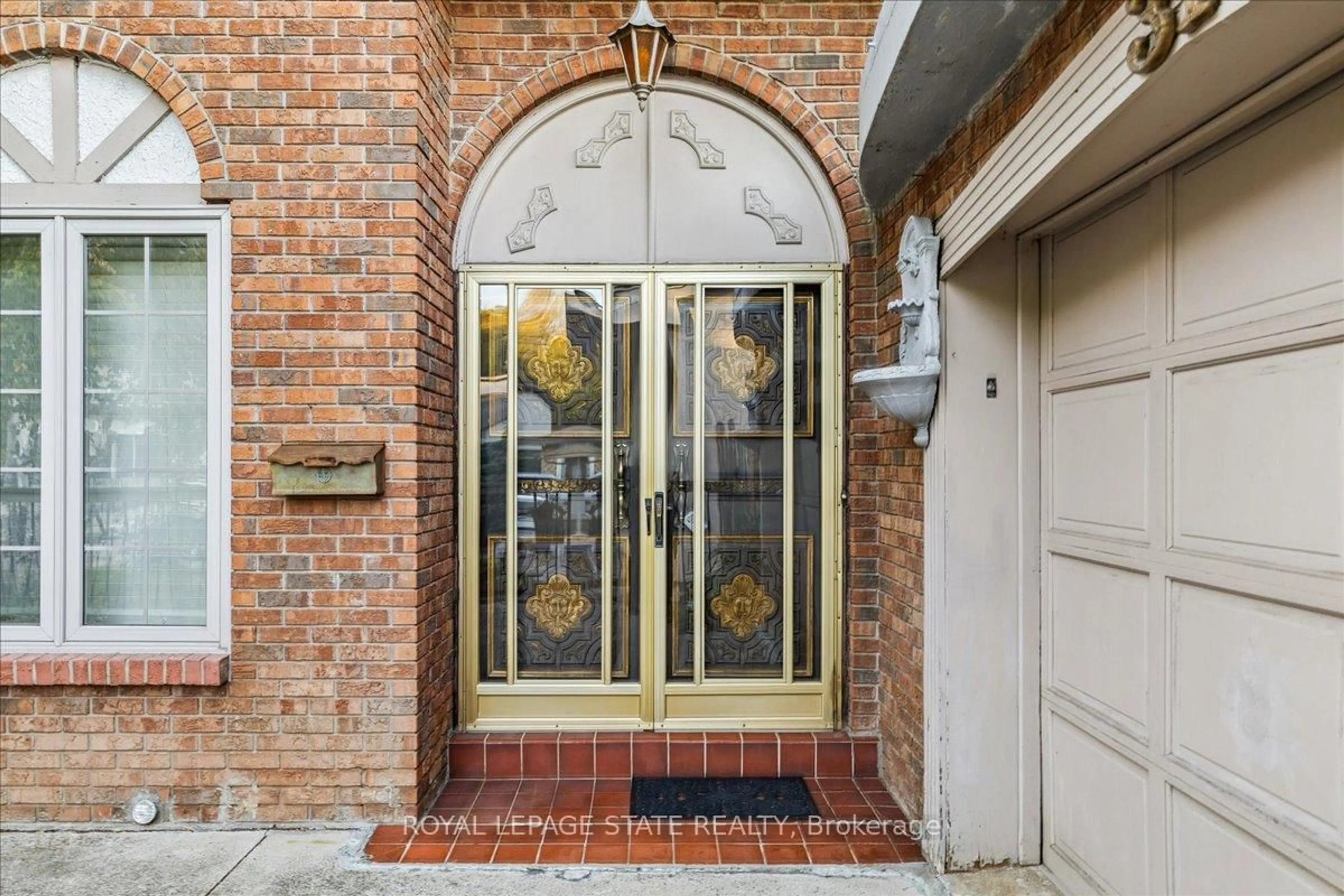Indoor entryway for 31 Palm Crt, Hamilton Ontario L8G 2T9
