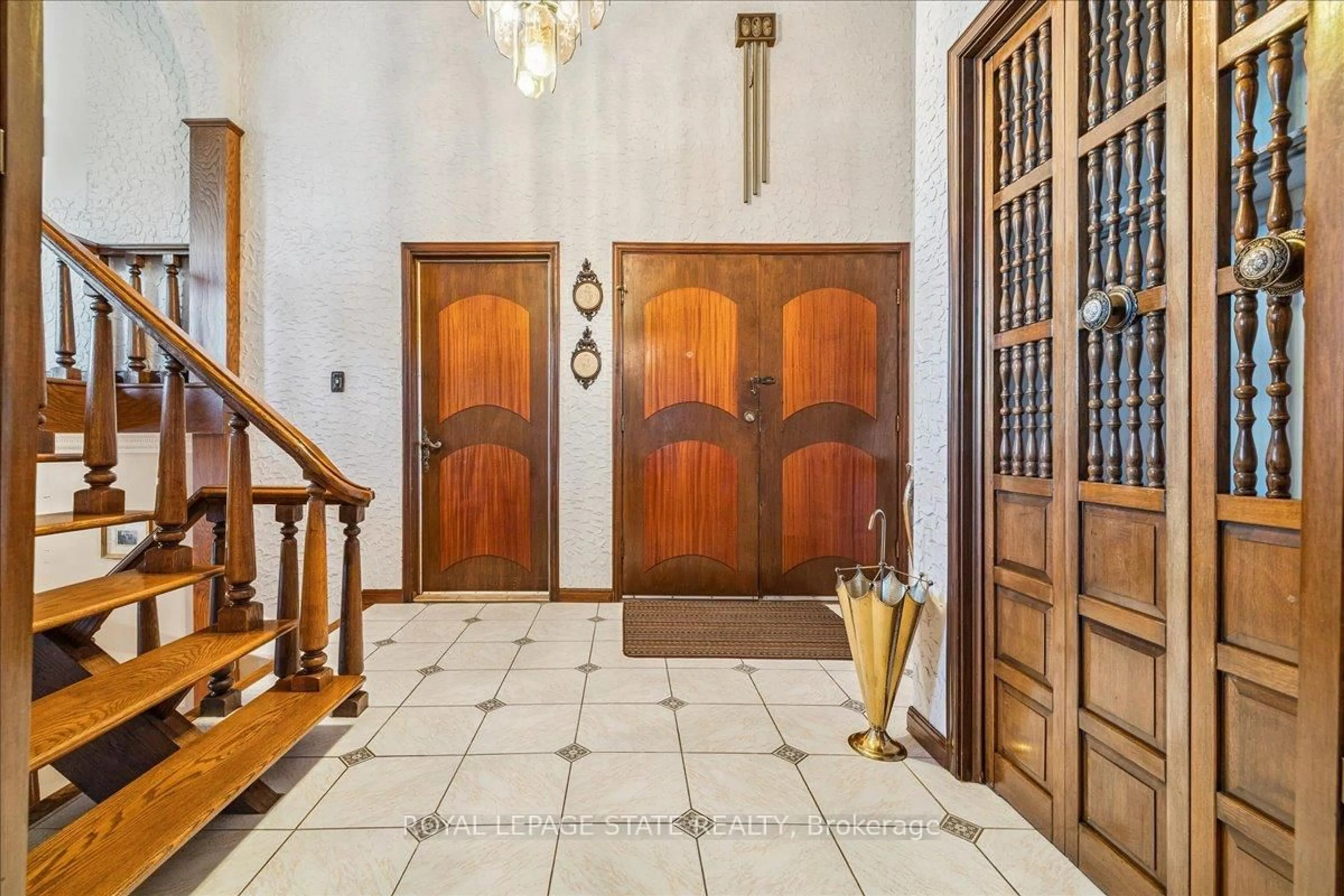 Indoor foyer for 31 Palm Crt, Hamilton Ontario L8G 2T9
