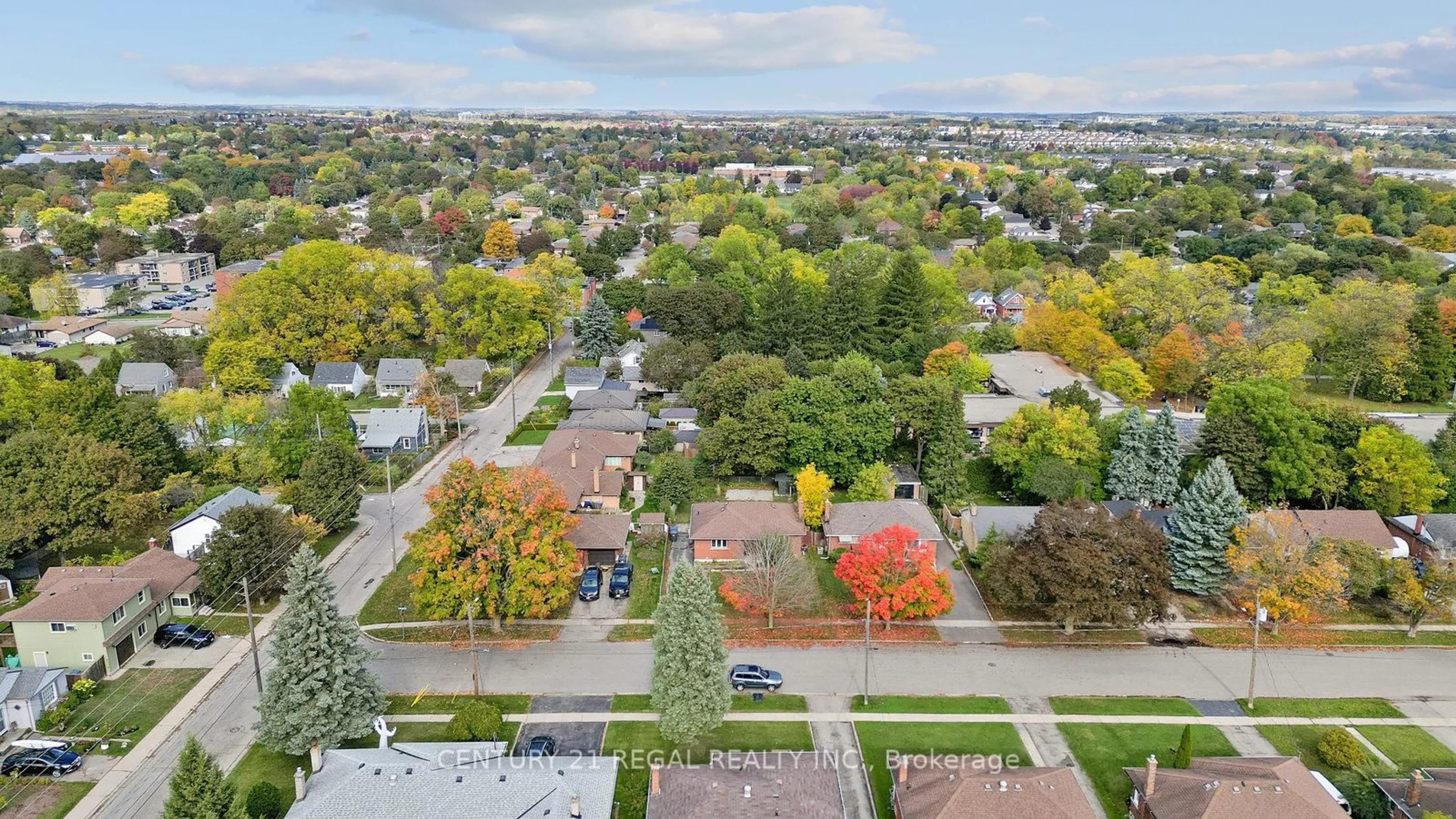 A pic from outside/outdoor area/front of a property/back of a property/a pic from drone, street for 21 Louisa Dr, Guelph Ontario N1E 4T4