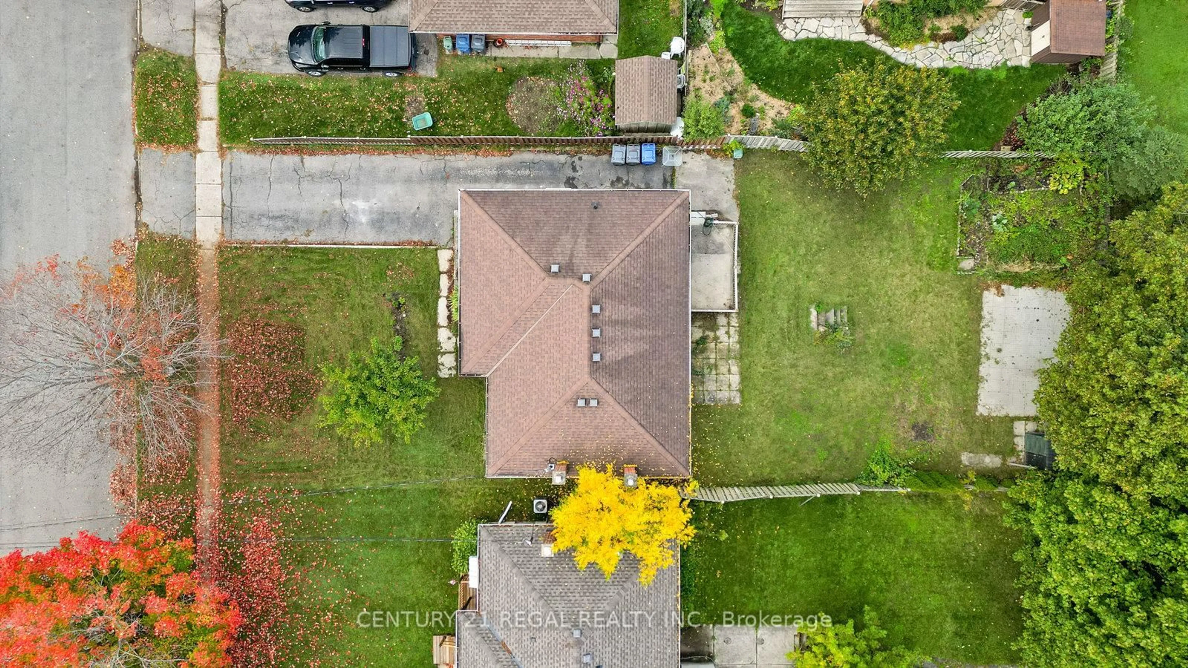 A pic from outside/outdoor area/front of a property/back of a property/a pic from drone, street for 21 Louisa Dr, Guelph Ontario N1E 4T4