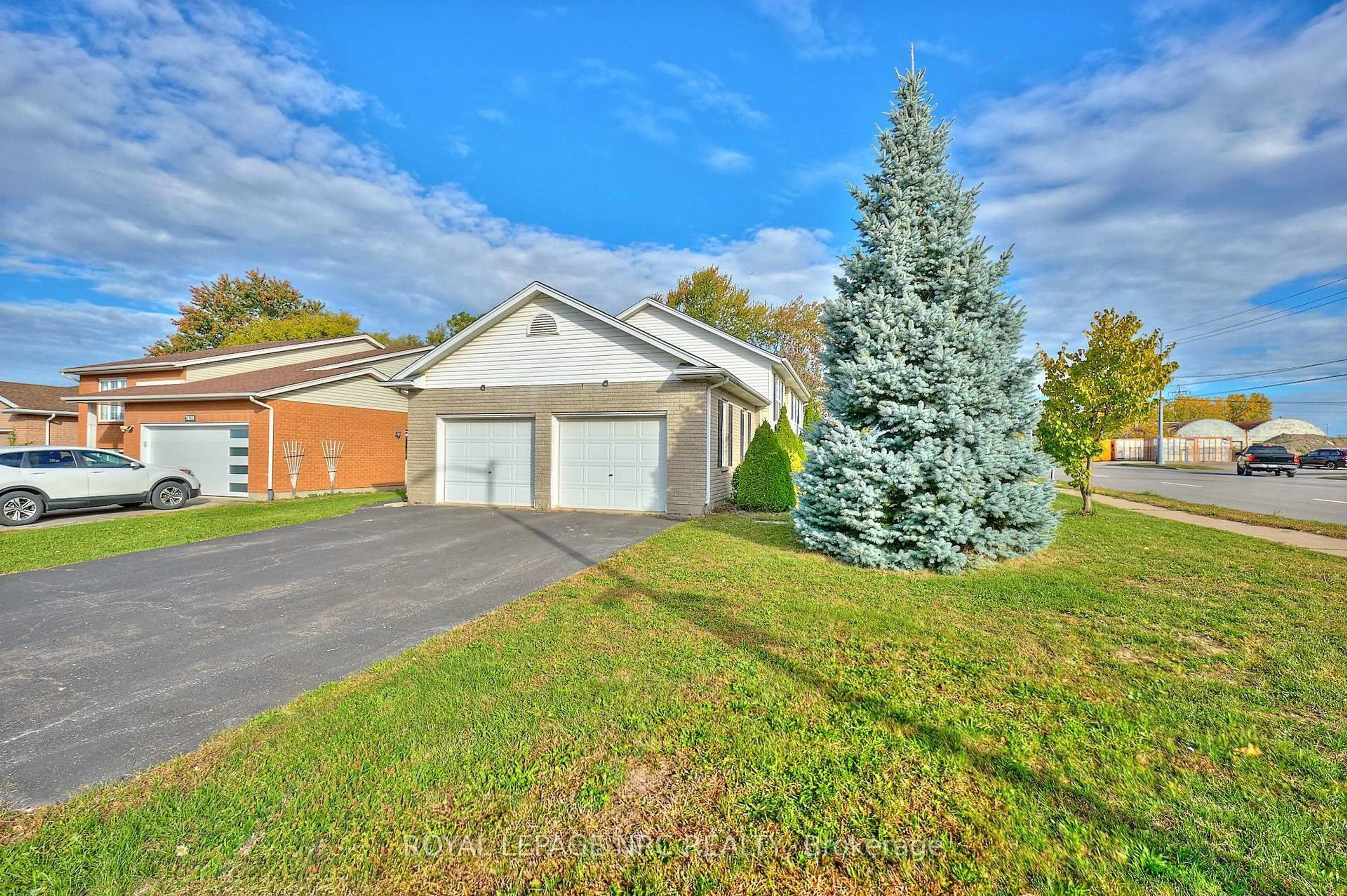 A pic from outside/outdoor area/front of a property/back of a property/a pic from drone, street for 4431 MONTROSE Rd, Niagara Falls Ontario K2H 1K1