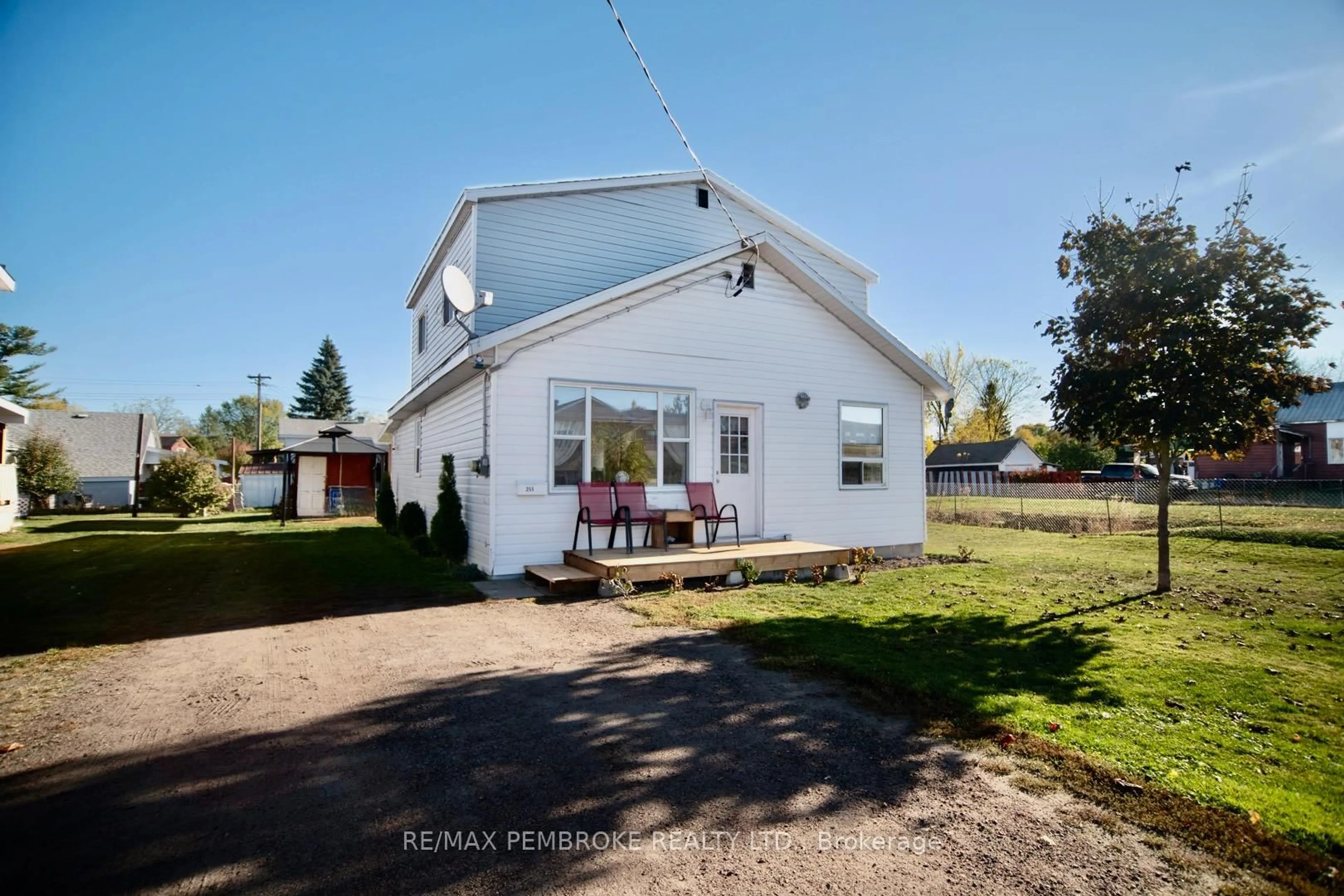 A pic from outside/outdoor area/front of a property/back of a property/a pic from drone, building for 255 Mckenzie Ave, Pembroke Ontario K8A 3V8
