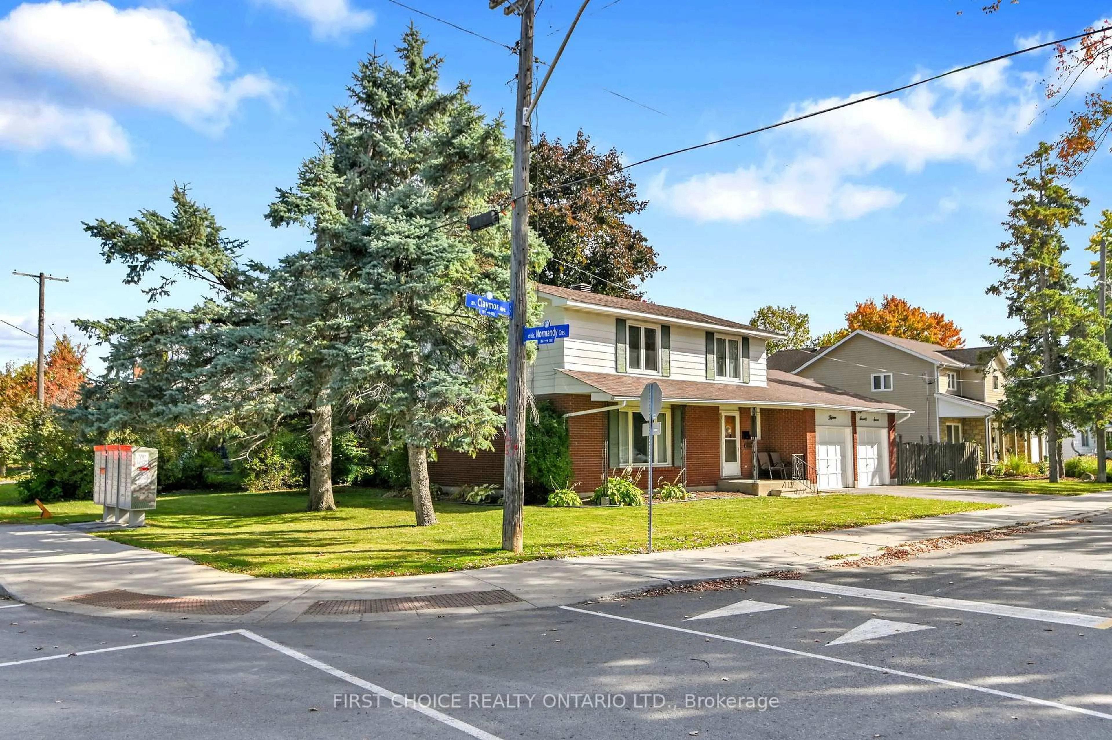 A pic from outside/outdoor area/front of a property/back of a property/a pic from drone, street for 1577 Claymor Ave, Ottawa Ontario K2C 1T4
