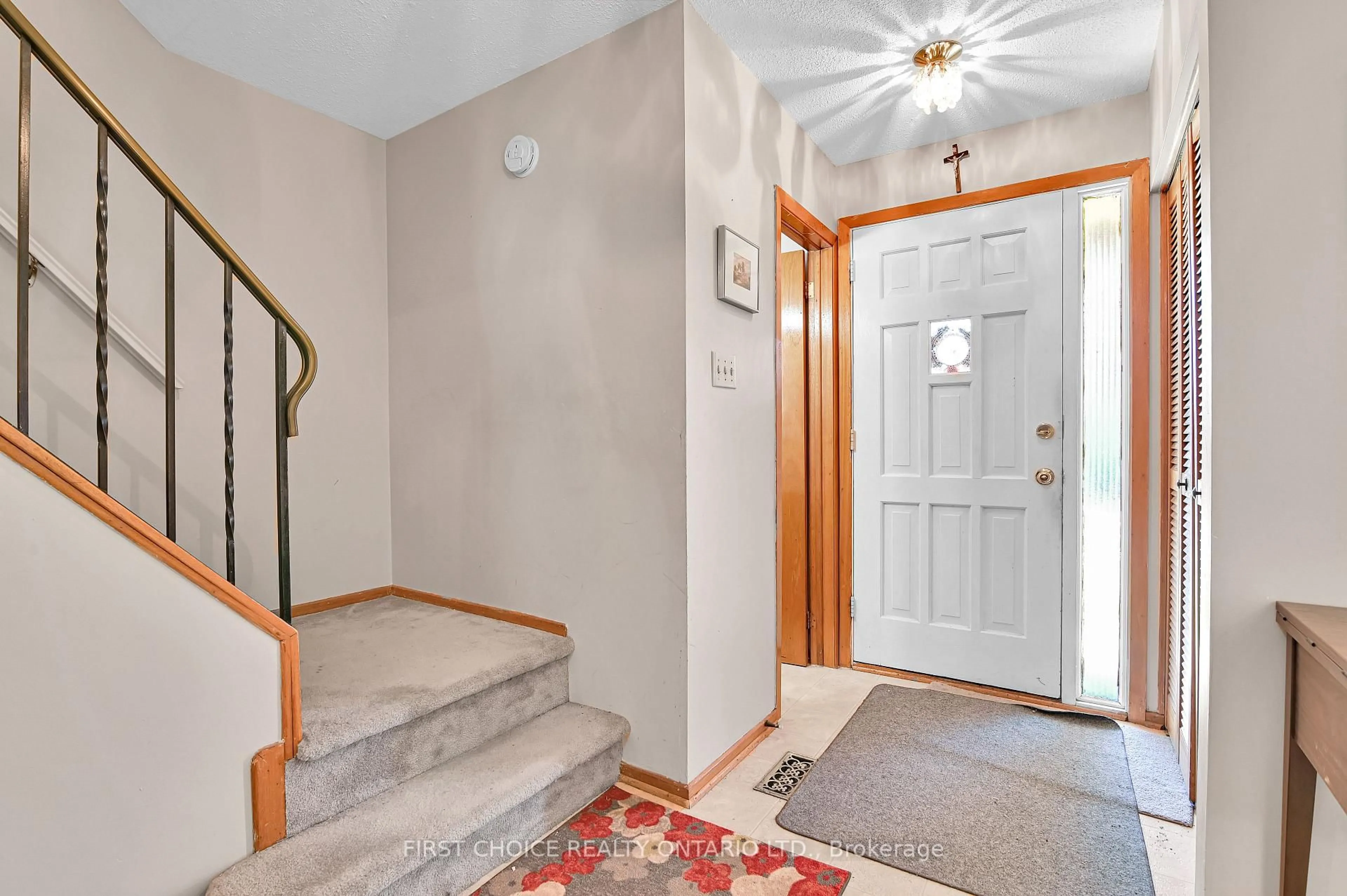 Indoor foyer for 1577 Claymor Ave, Ottawa Ontario K2C 1T4
