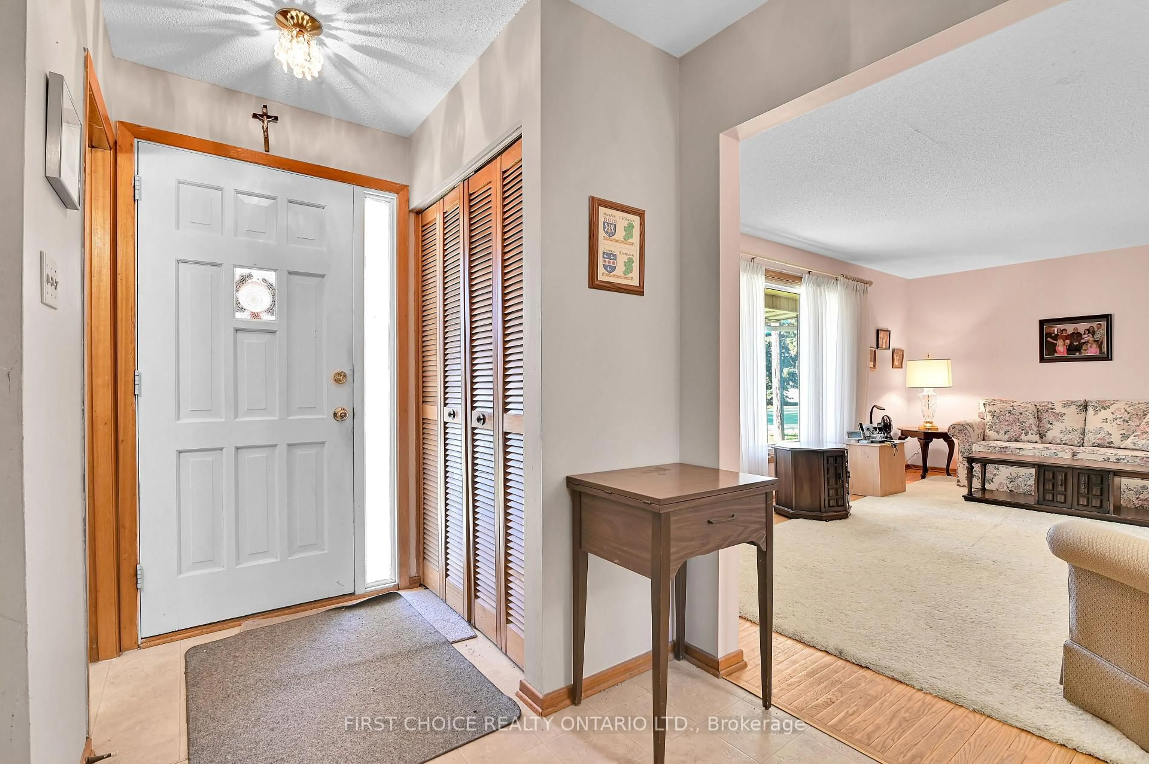 Indoor entryway for 1577 Claymor Ave, Ottawa Ontario K2C 1T4