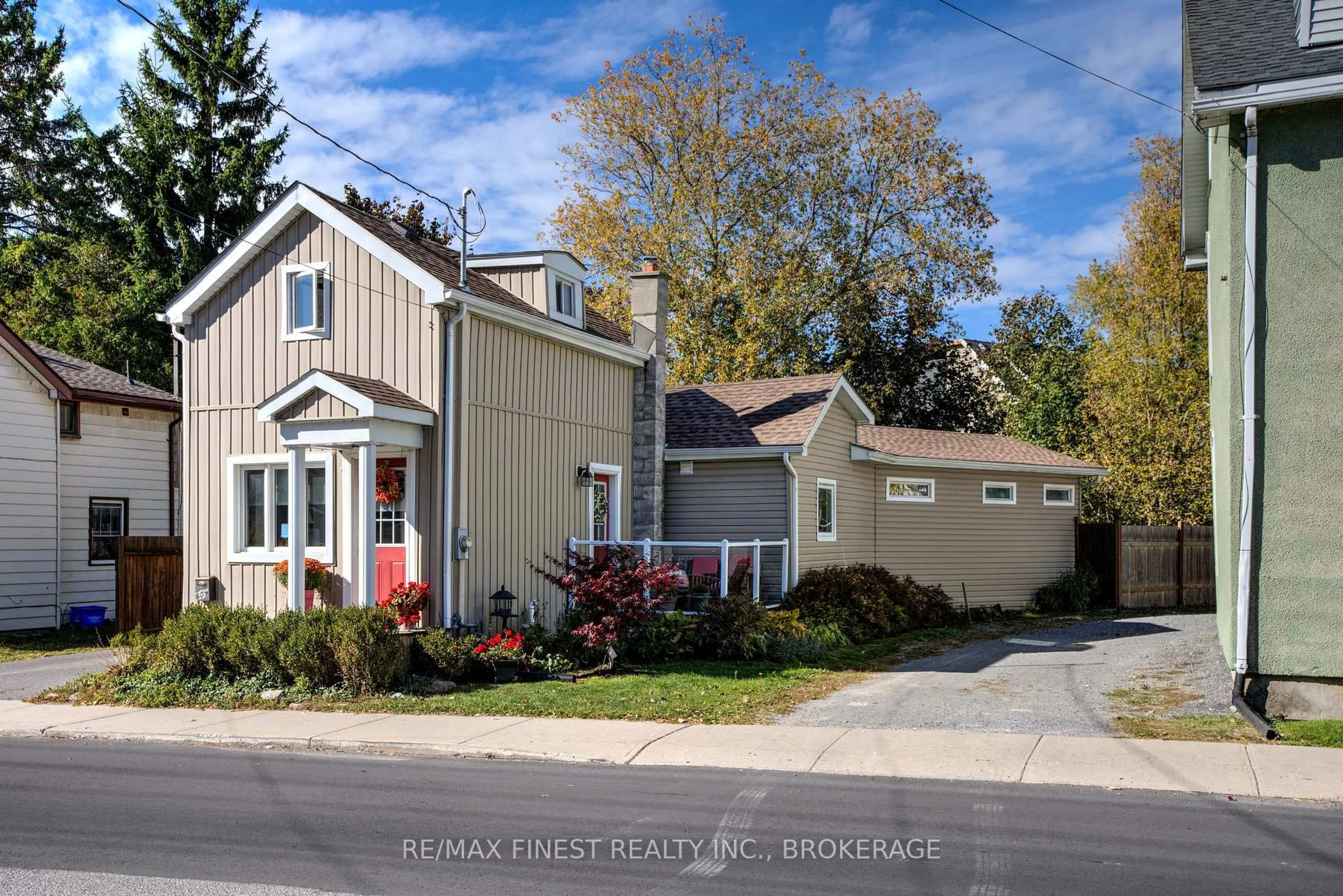 Home with vinyl exterior material, street for 609 Union St, Kingston Ontario K7M 2H7