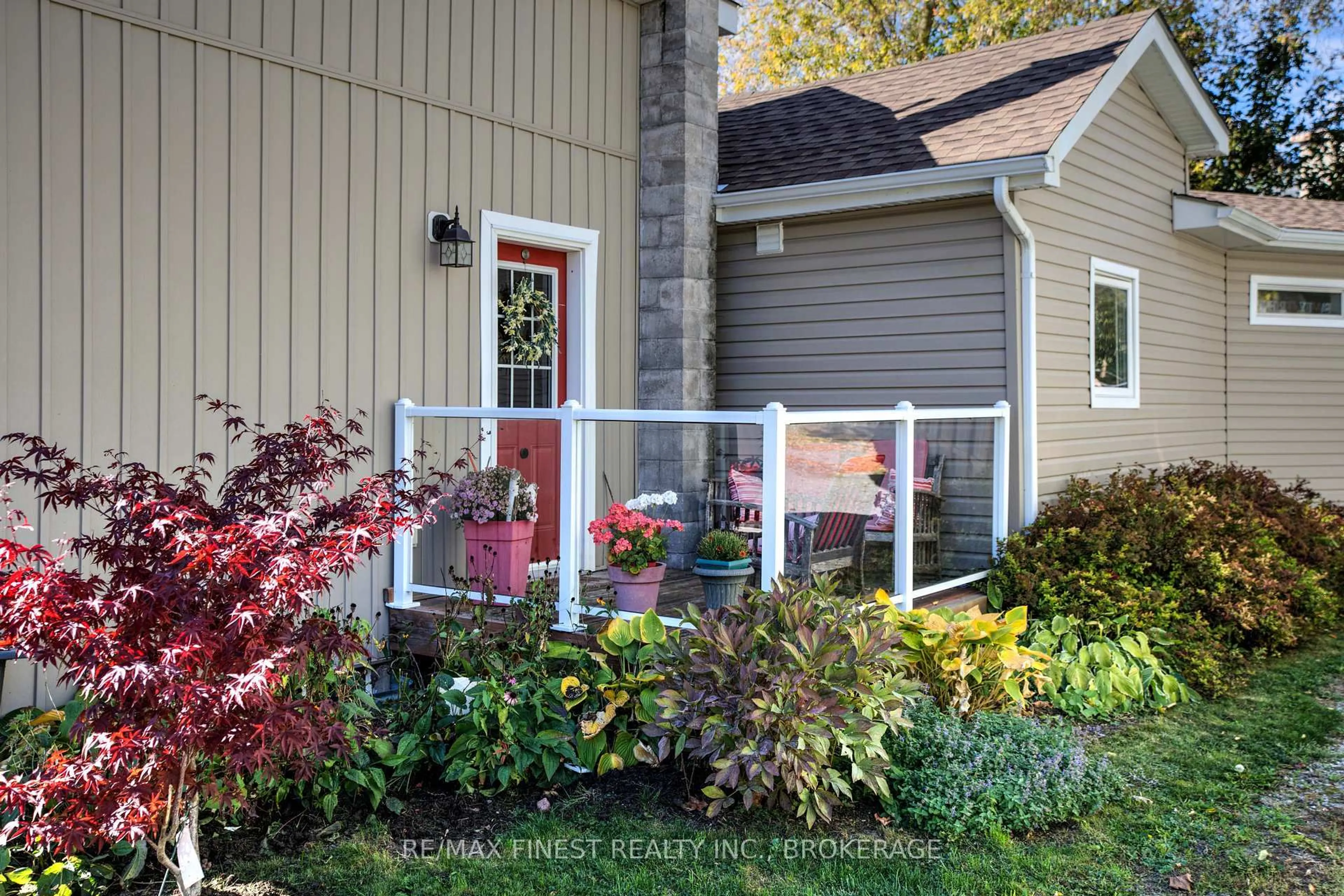 Home with vinyl exterior material, street for 609 Union St, Kingston Ontario K7M 2H7