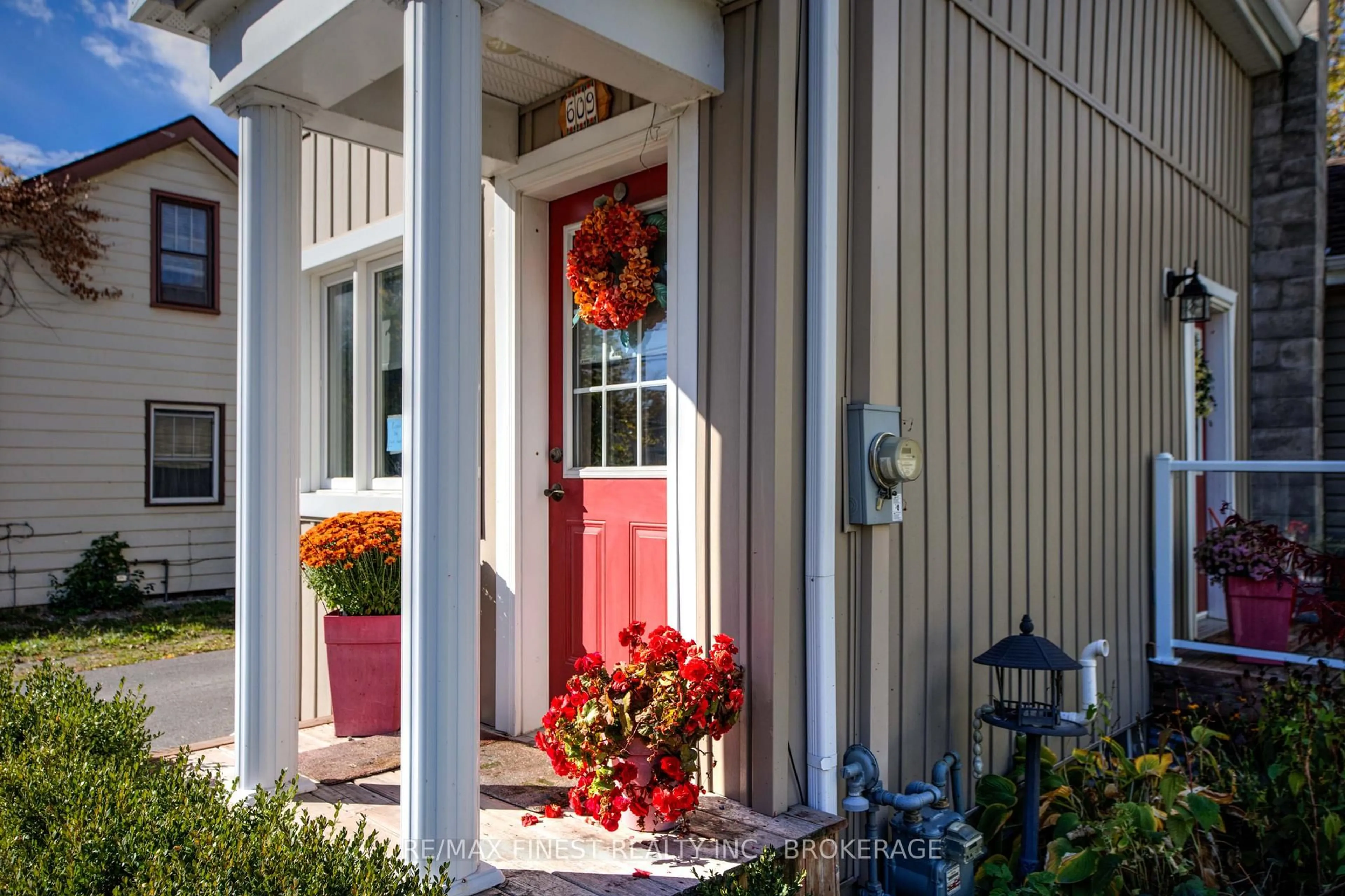 Indoor entryway for 609 Union St, Kingston Ontario K7M 2H7