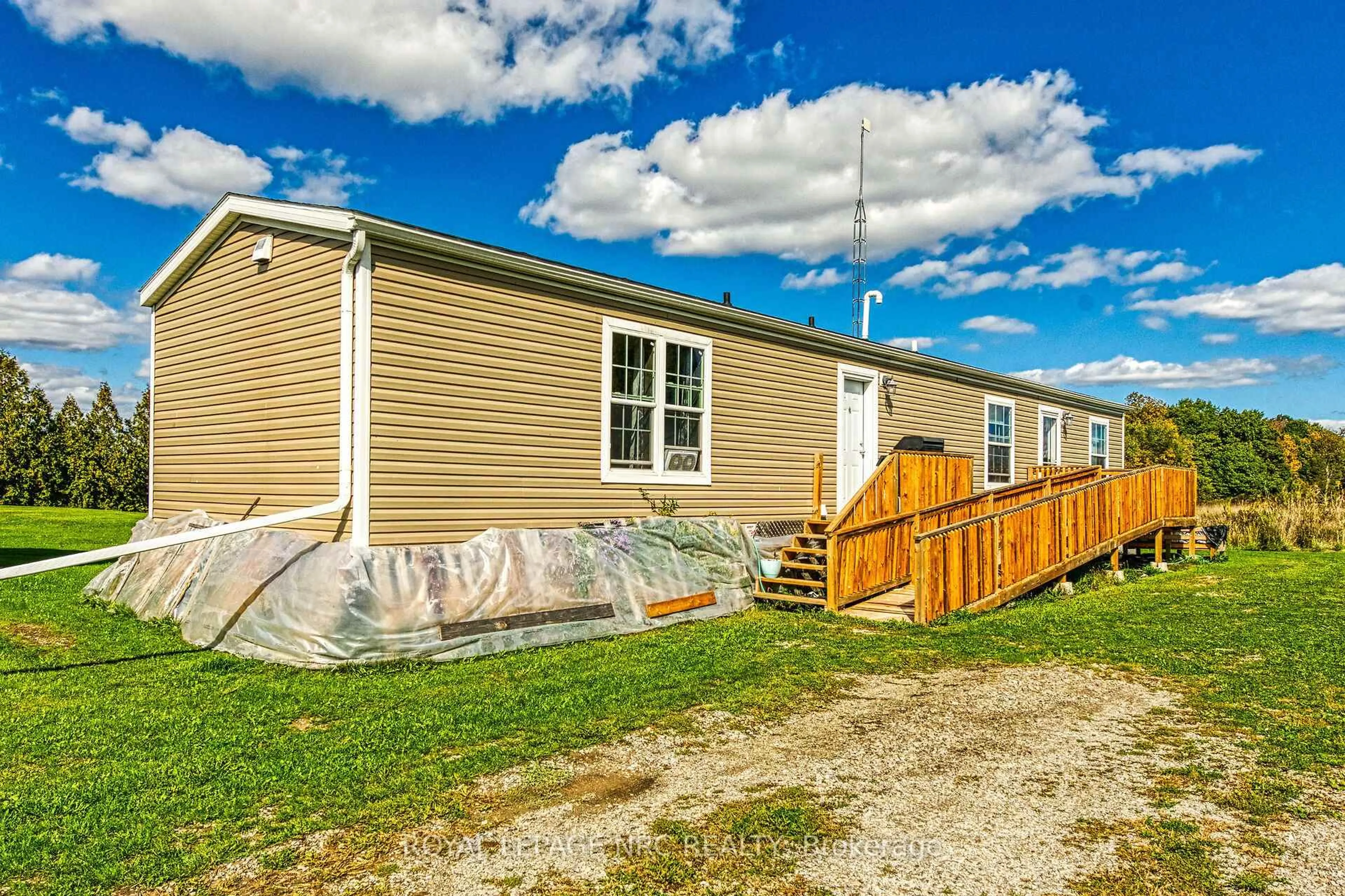 Home with vinyl exterior material, unknown for 162 Young Rd #B, Haldimand Ontario N1A 2W7