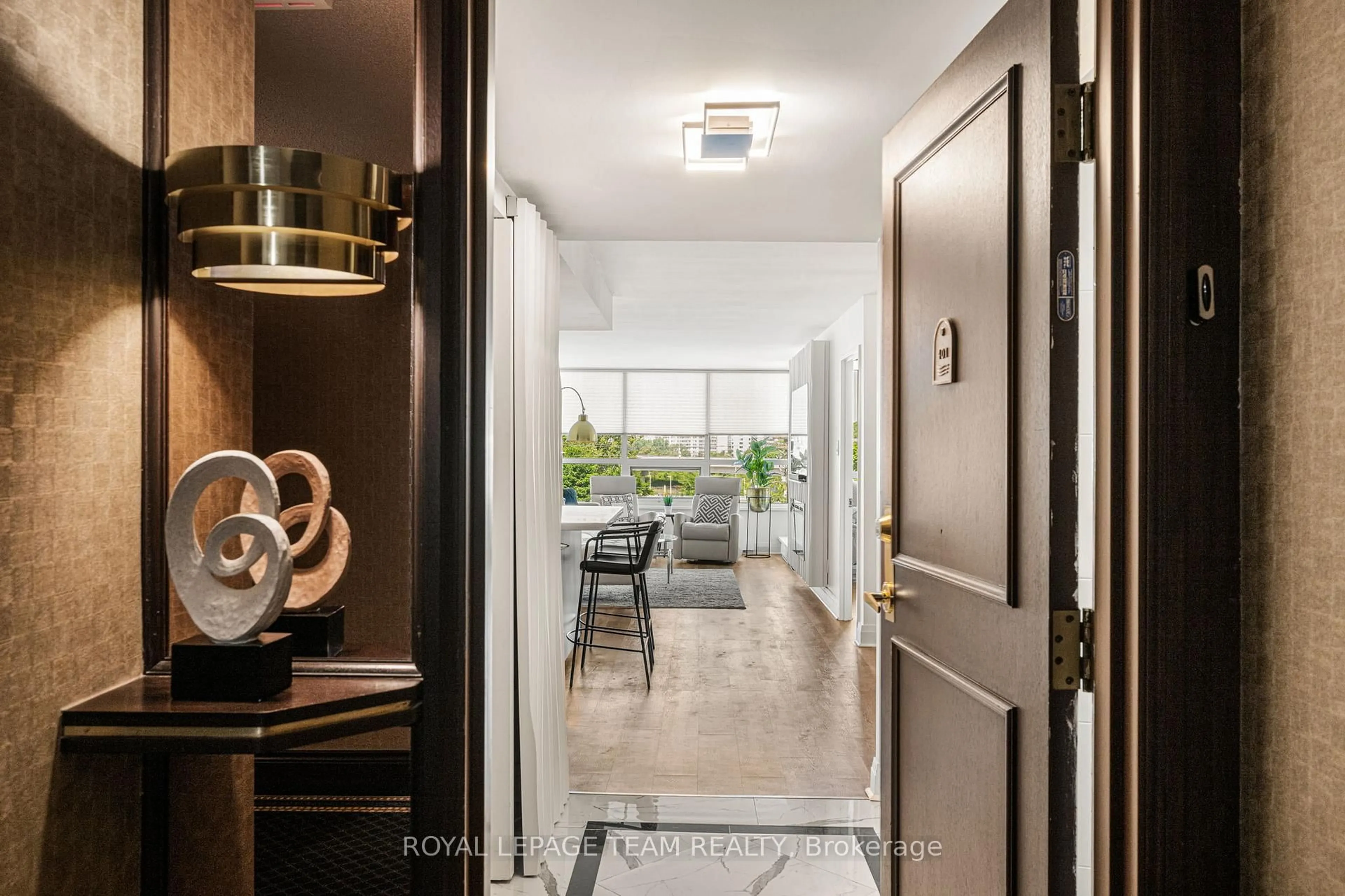 Indoor entryway for 1510 Riverside Dr #401, Ottawa Ontario K1G 4X5