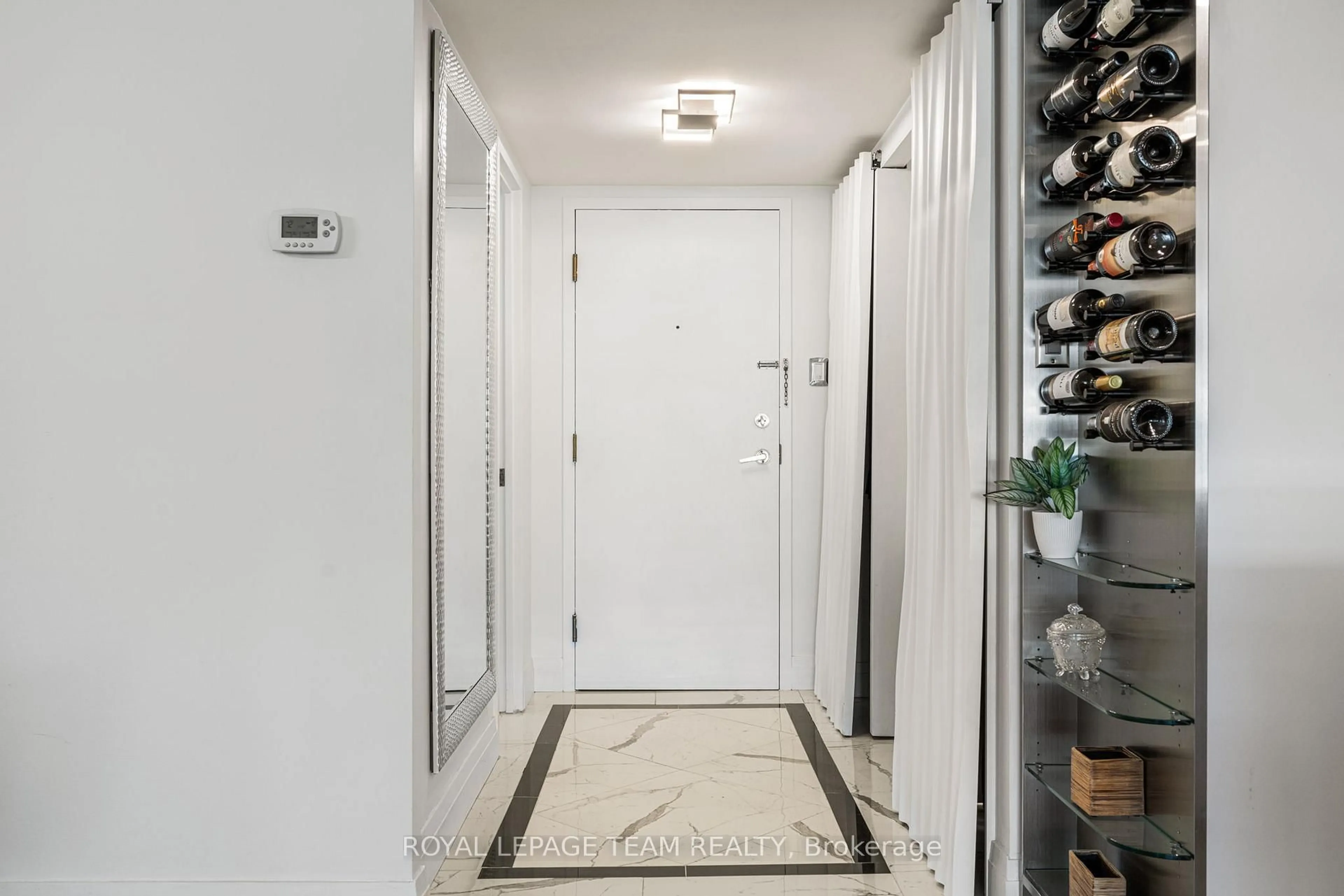 Indoor entryway for 1510 Riverside Dr #401, Ottawa Ontario K1G 4X5
