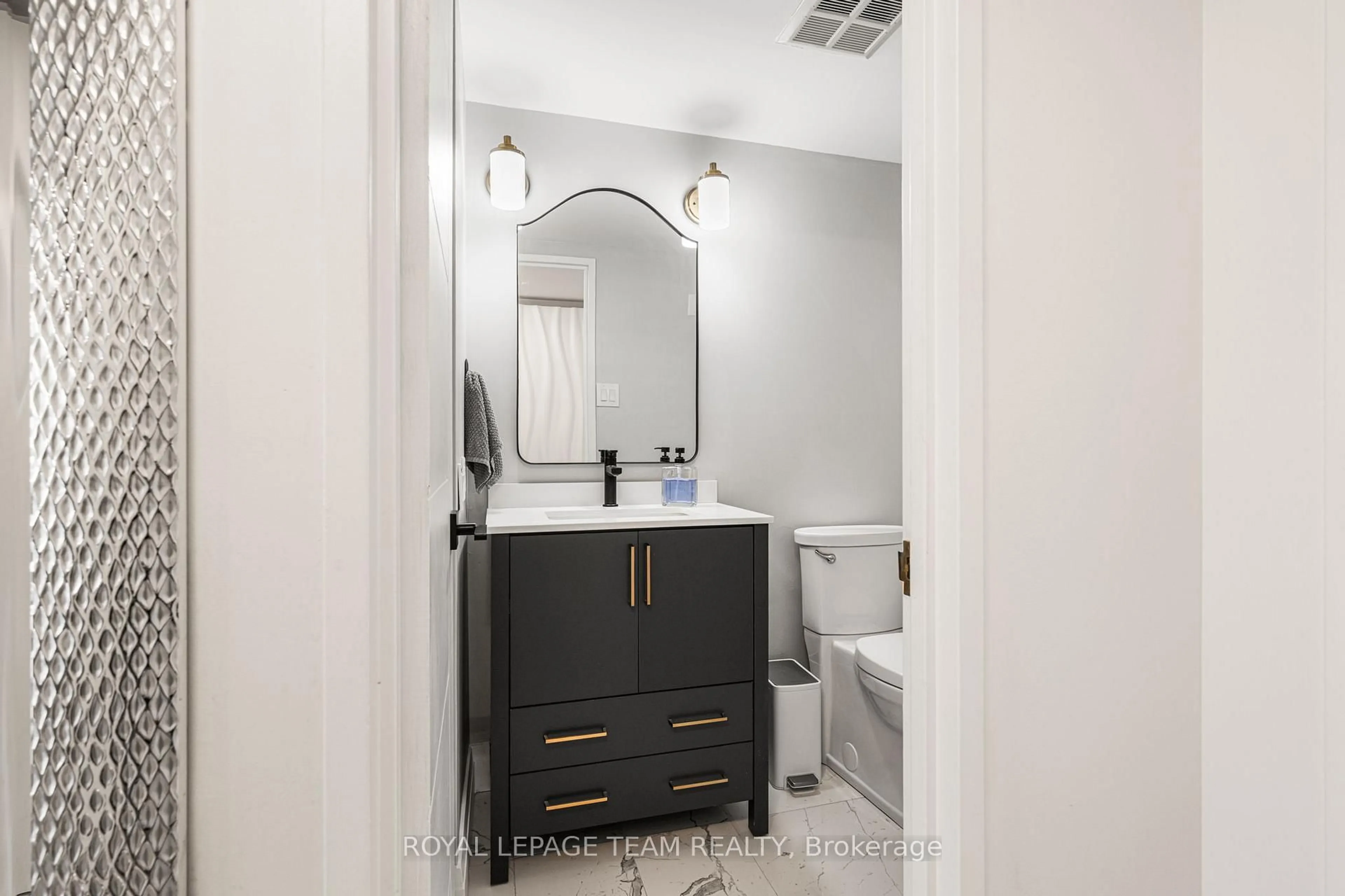 Standard bathroom, ceramic/tile floor for 1510 Riverside Dr #401, Ottawa Ontario K1G 4X5