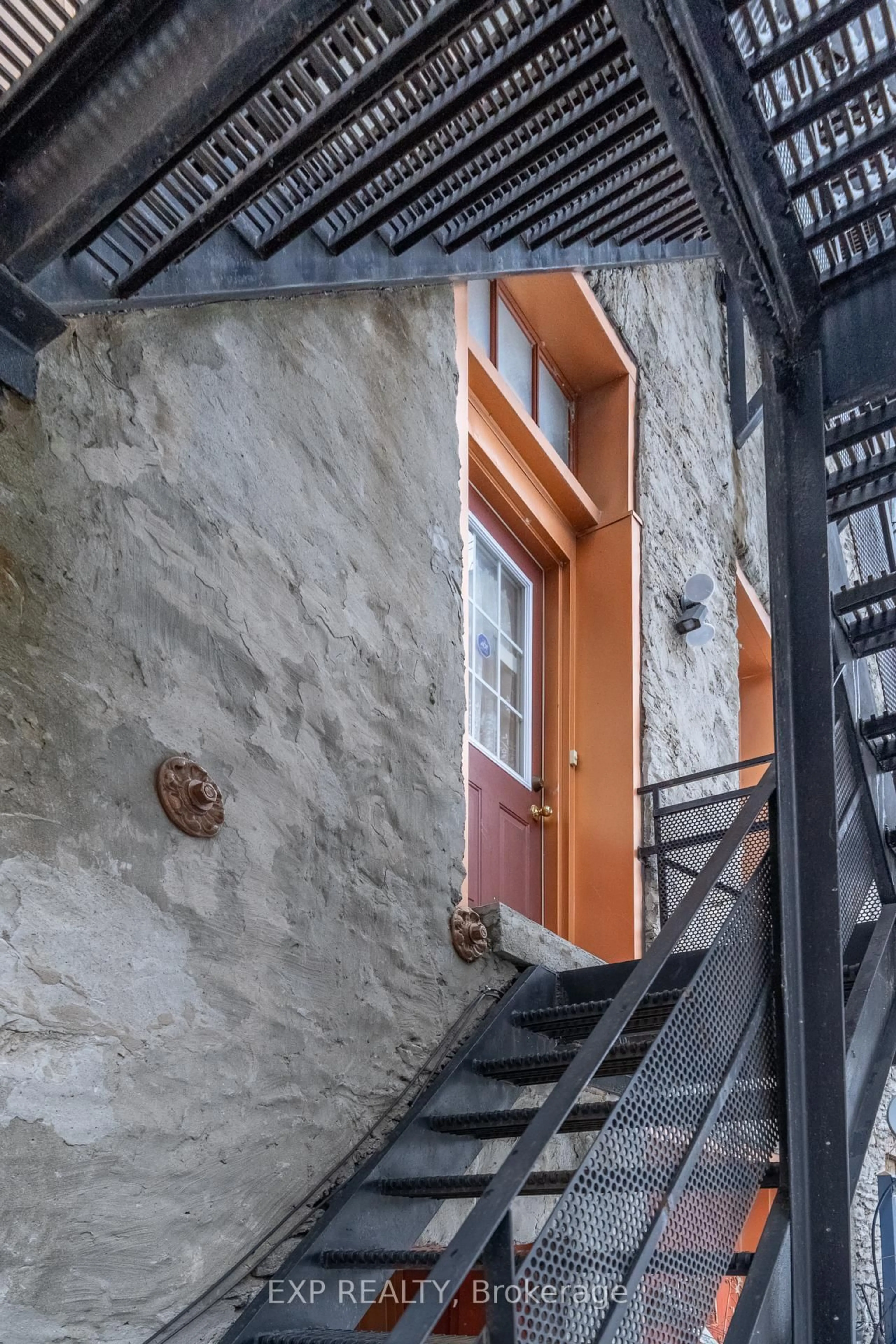 Stairs for 393 Front St #1, Belleville Ontario K8N 2Z9