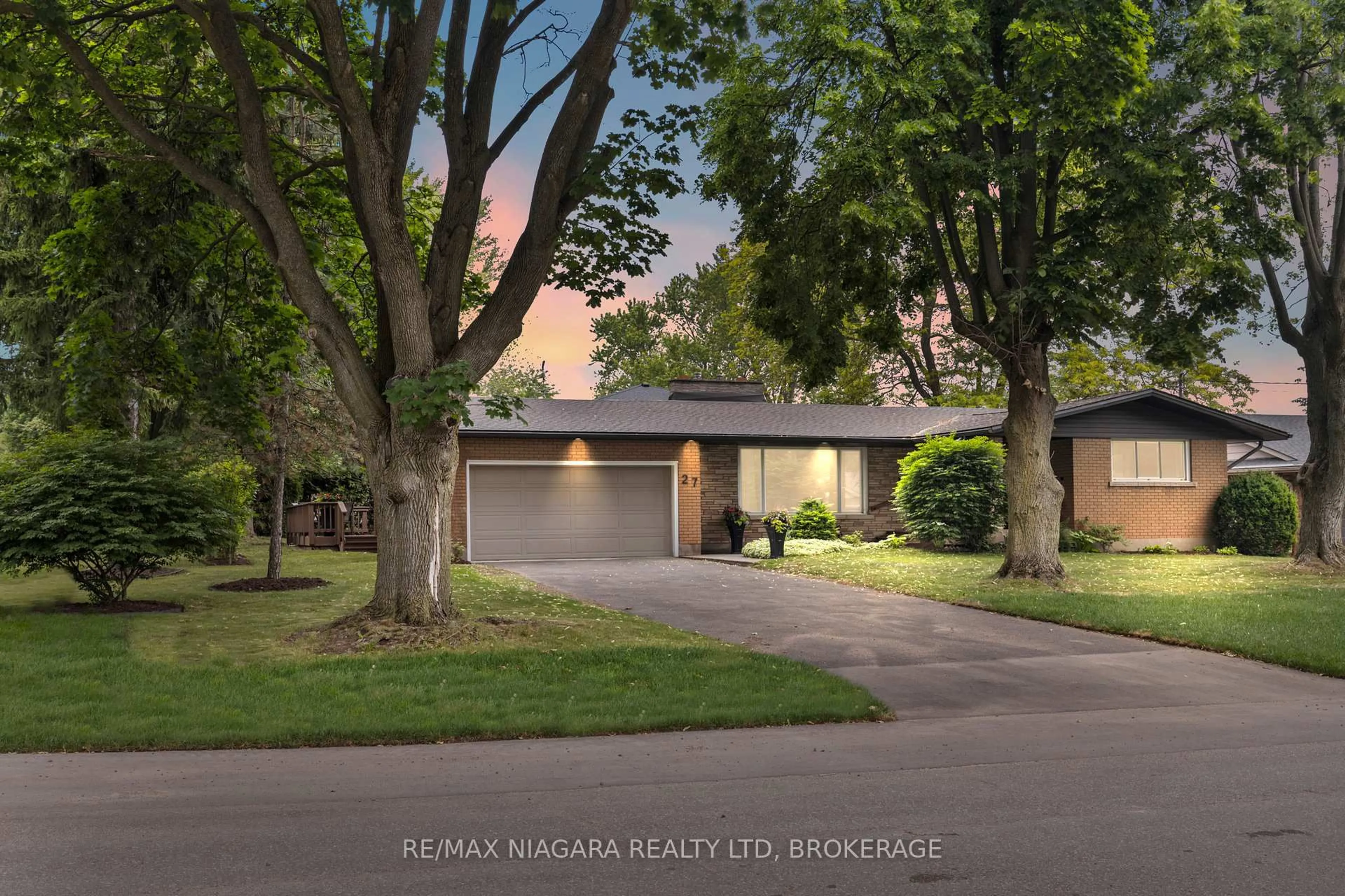 A pic from outside/outdoor area/front of a property/back of a property/a pic from drone, street for 27 DALEVIEW Cres, Pelham Ontario L0S 1E0