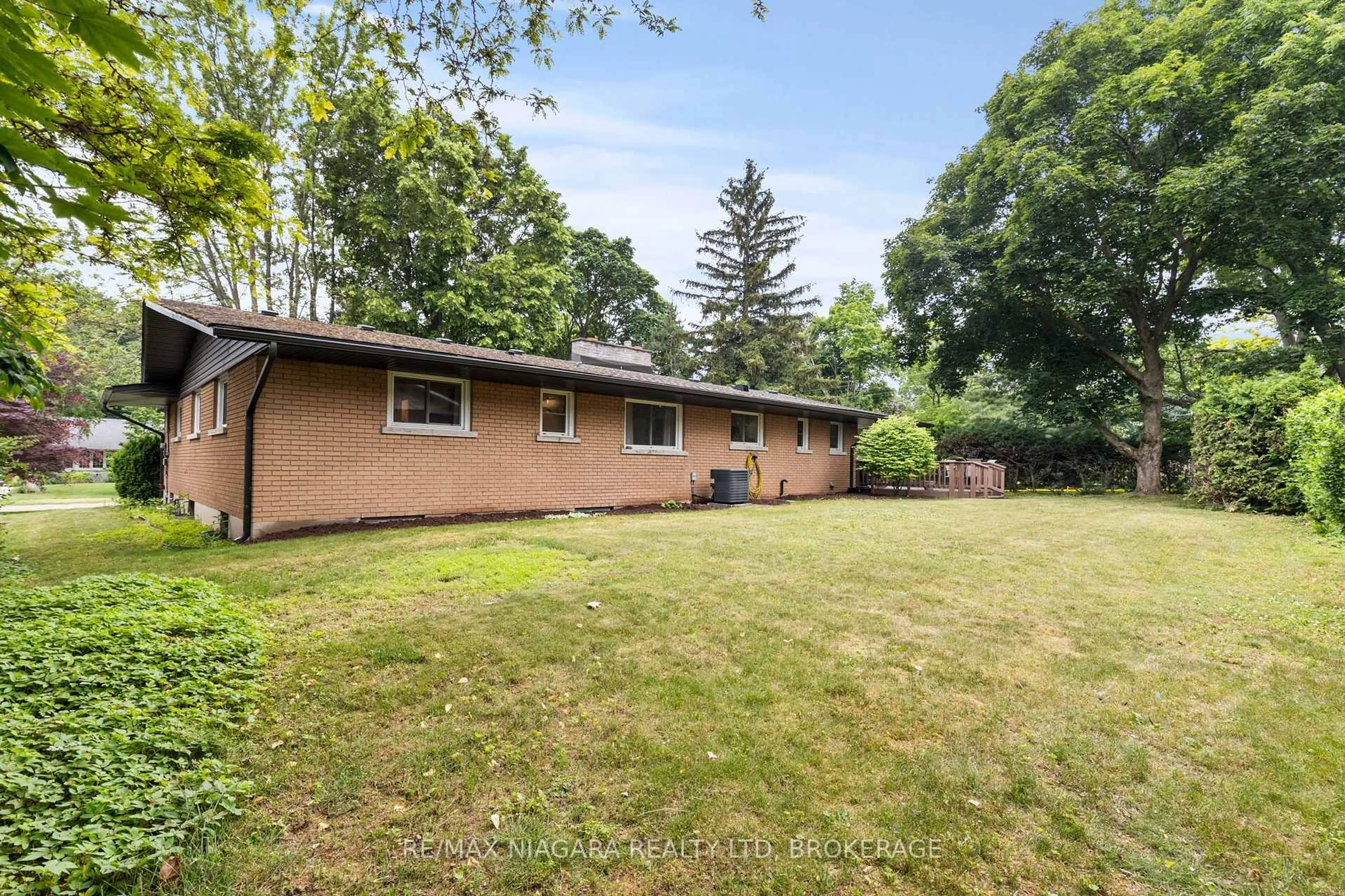 A pic from outside/outdoor area/front of a property/back of a property/a pic from drone, unknown for 27 DALEVIEW Cres, Pelham Ontario L0S 1E0