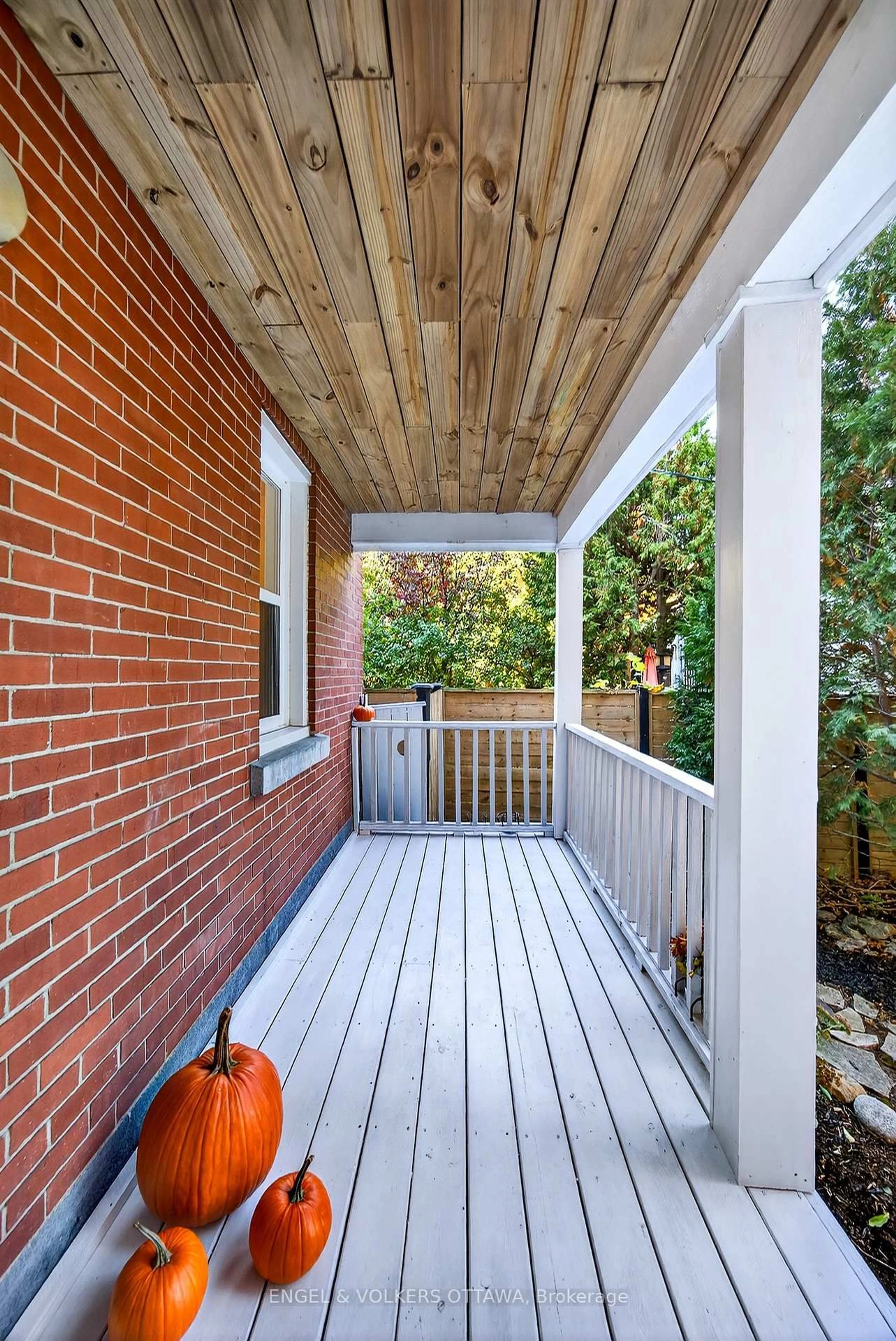 Home with brick exterior material, street for 530 Cambridge St, Ottawa Ontario K1S 4J3