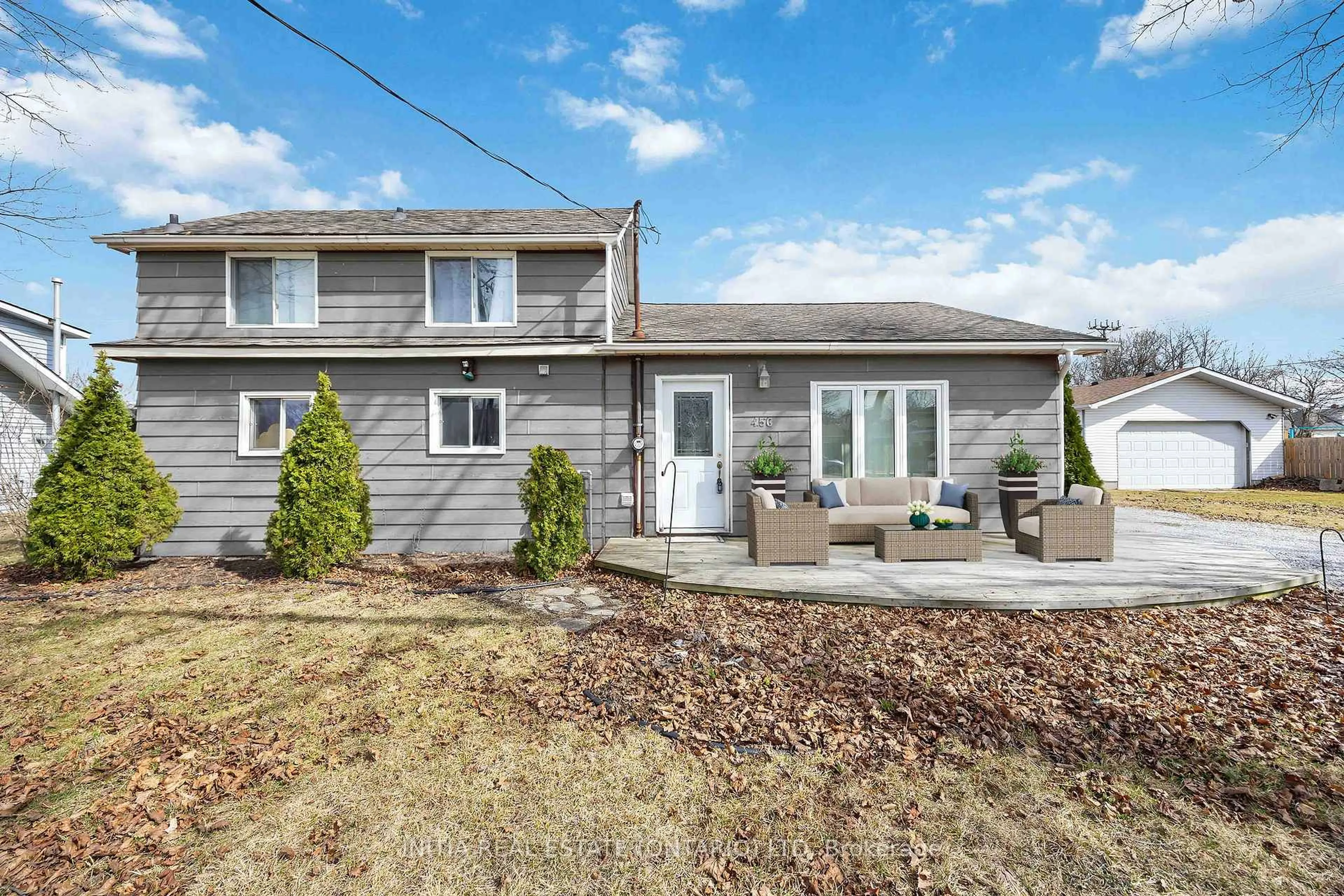 Home with vinyl exterior material, street for 456 Murray St, St. Clair Ontario N0N 1R0