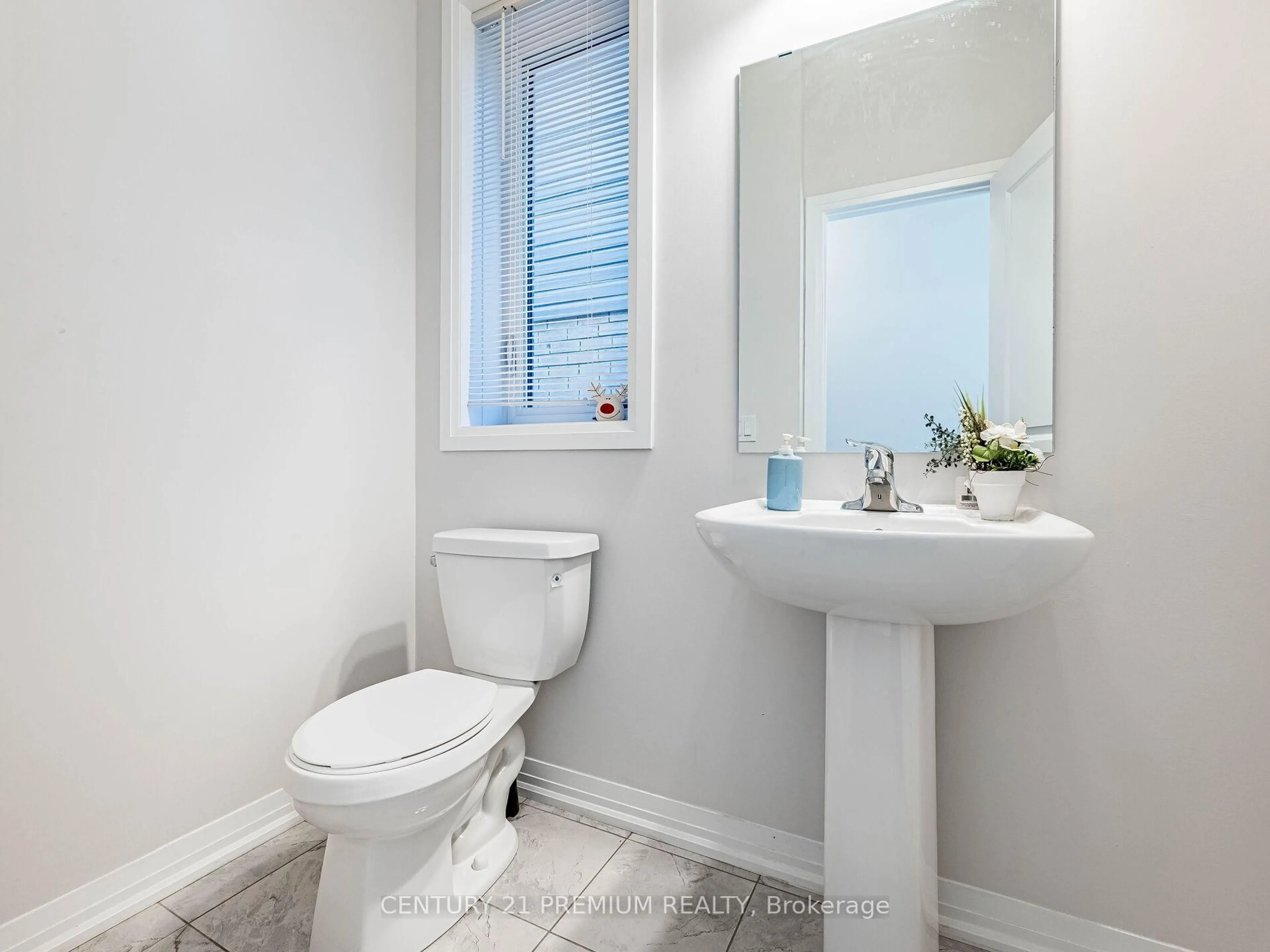 Standard bathroom, ceramic/tile floor for 60 Yale Dr, Hamilton Ontario L0R 1W0