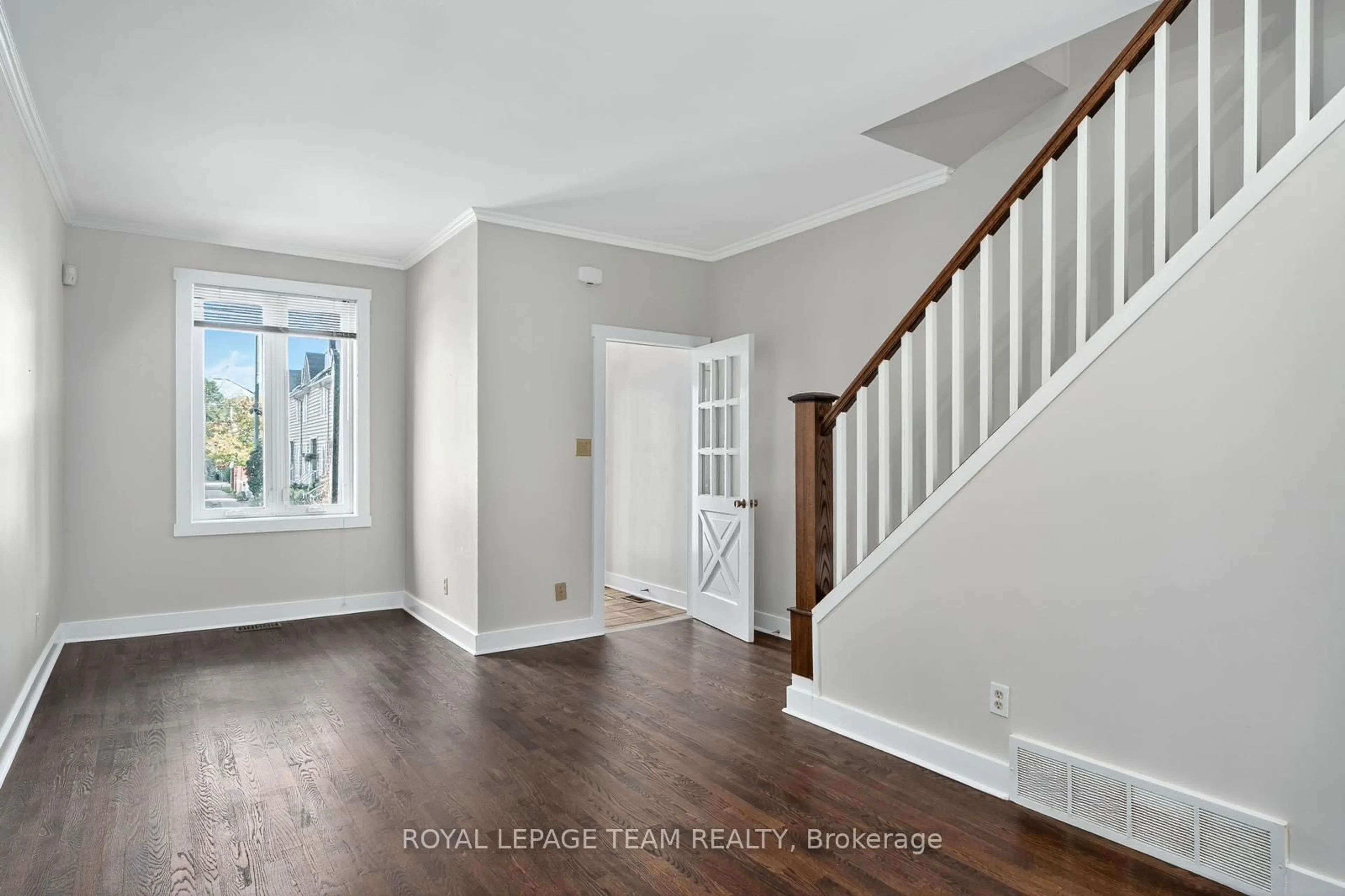 Indoor entryway for 27 Ivy Cres, Ottawa Ontario K1M 1Y1