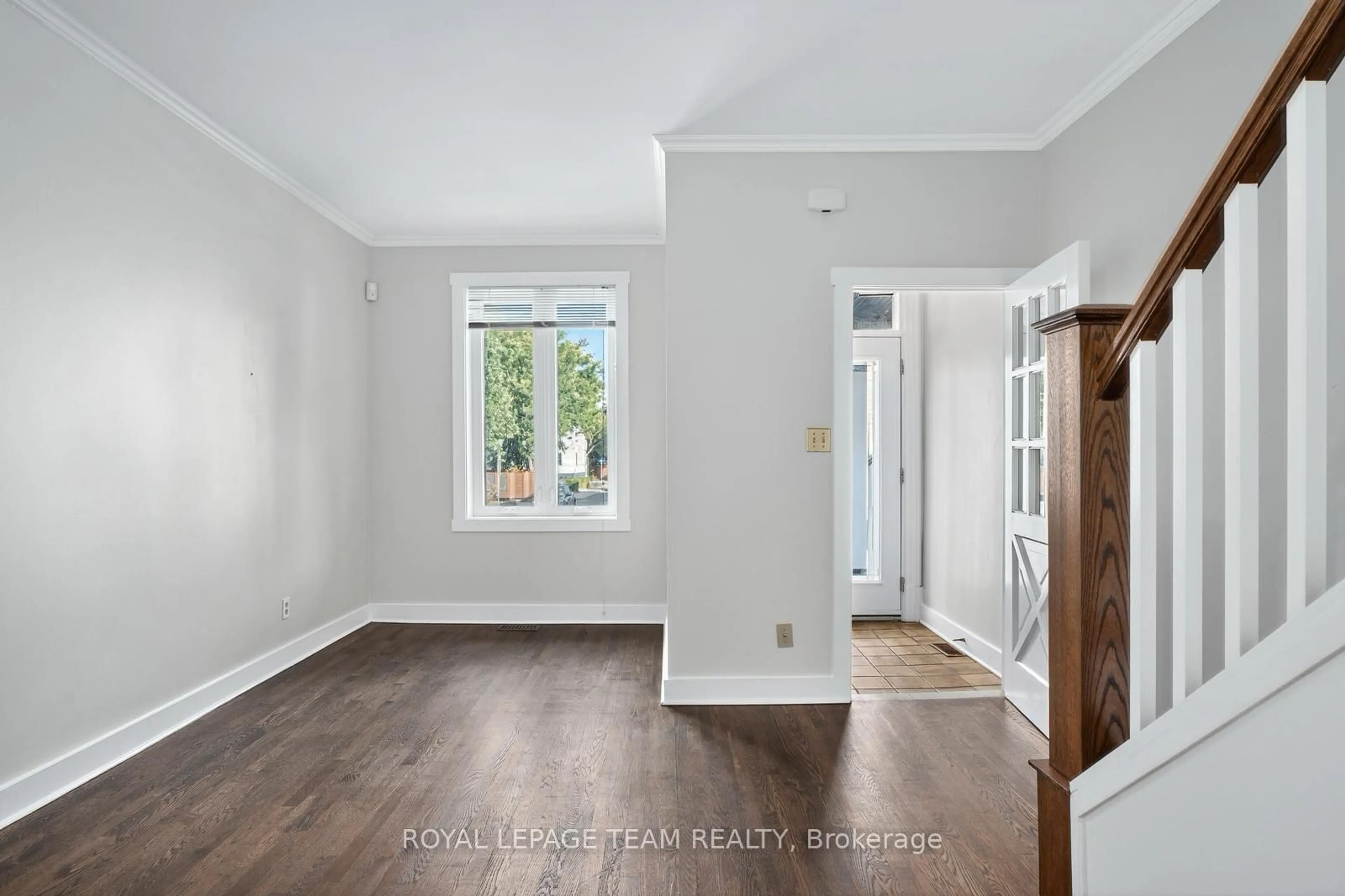 Indoor entryway for 27 Ivy Cres, Ottawa Ontario K1M 1Y1