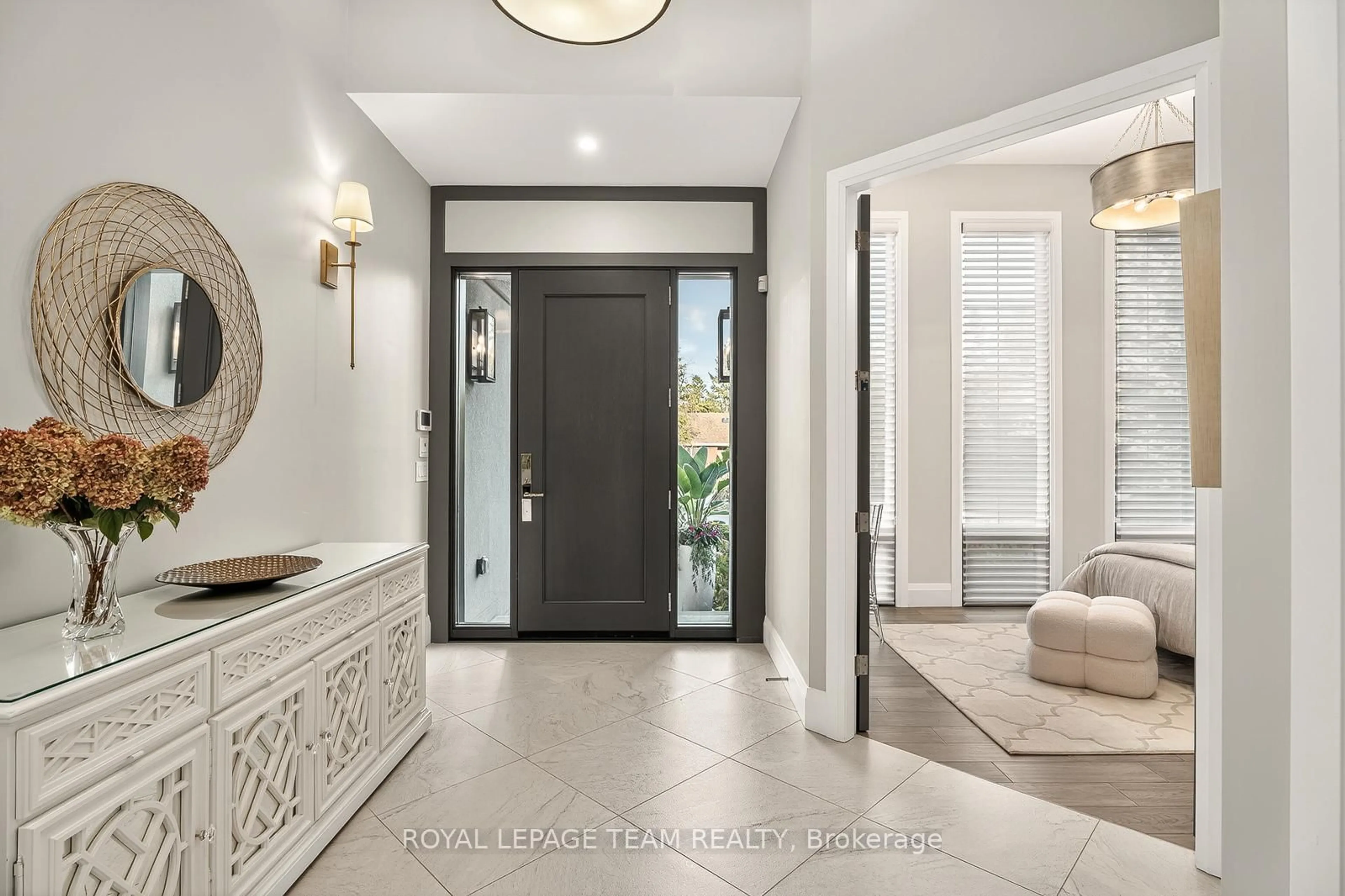 Indoor entryway for 10 Leaver Ave, Ottawa Ontario K2E 5P6