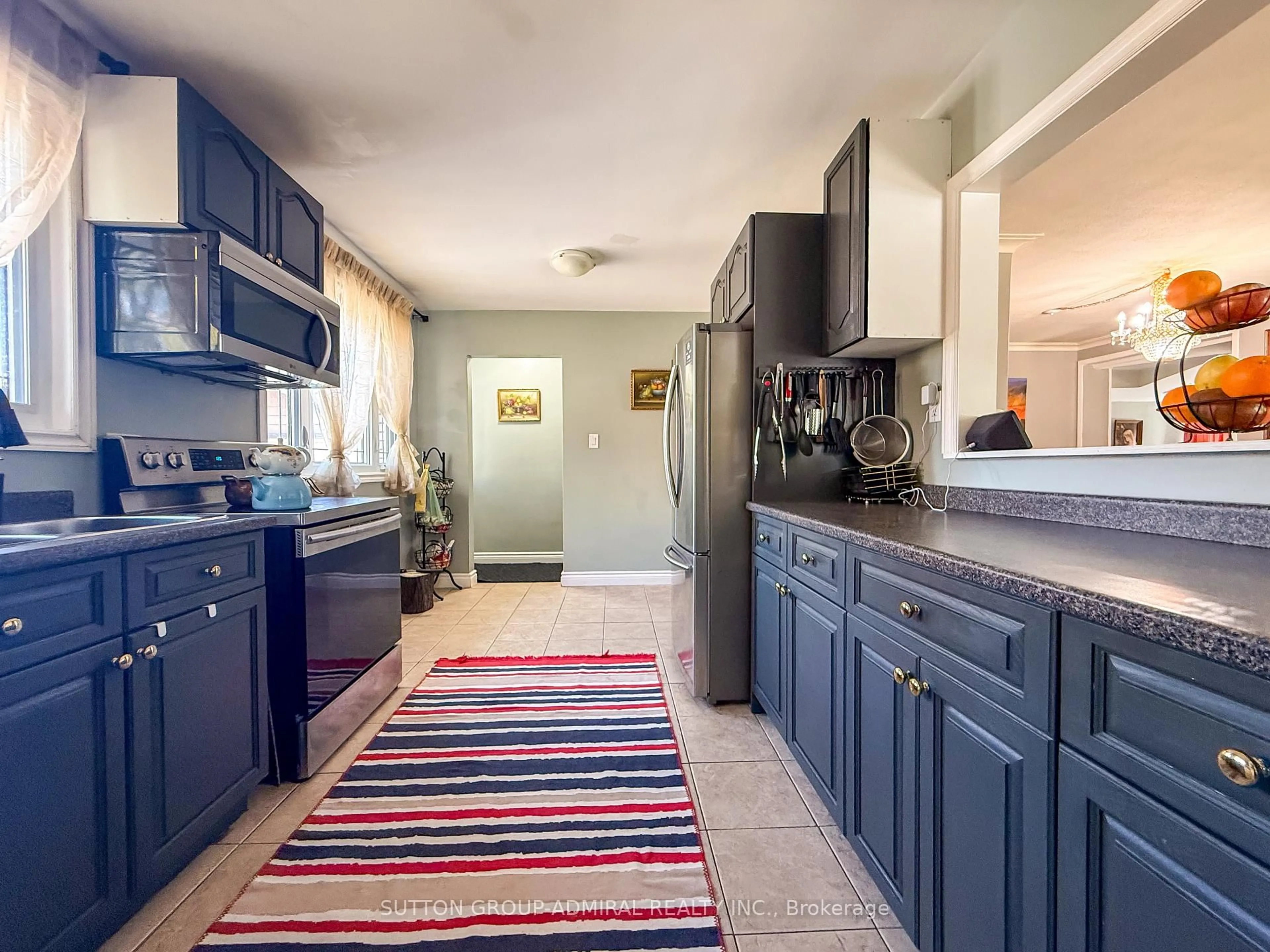 Standard kitchen, ceramic/tile floor for 4208 Dorchester Rd, Niagara Falls Ontario L2E 6N2
