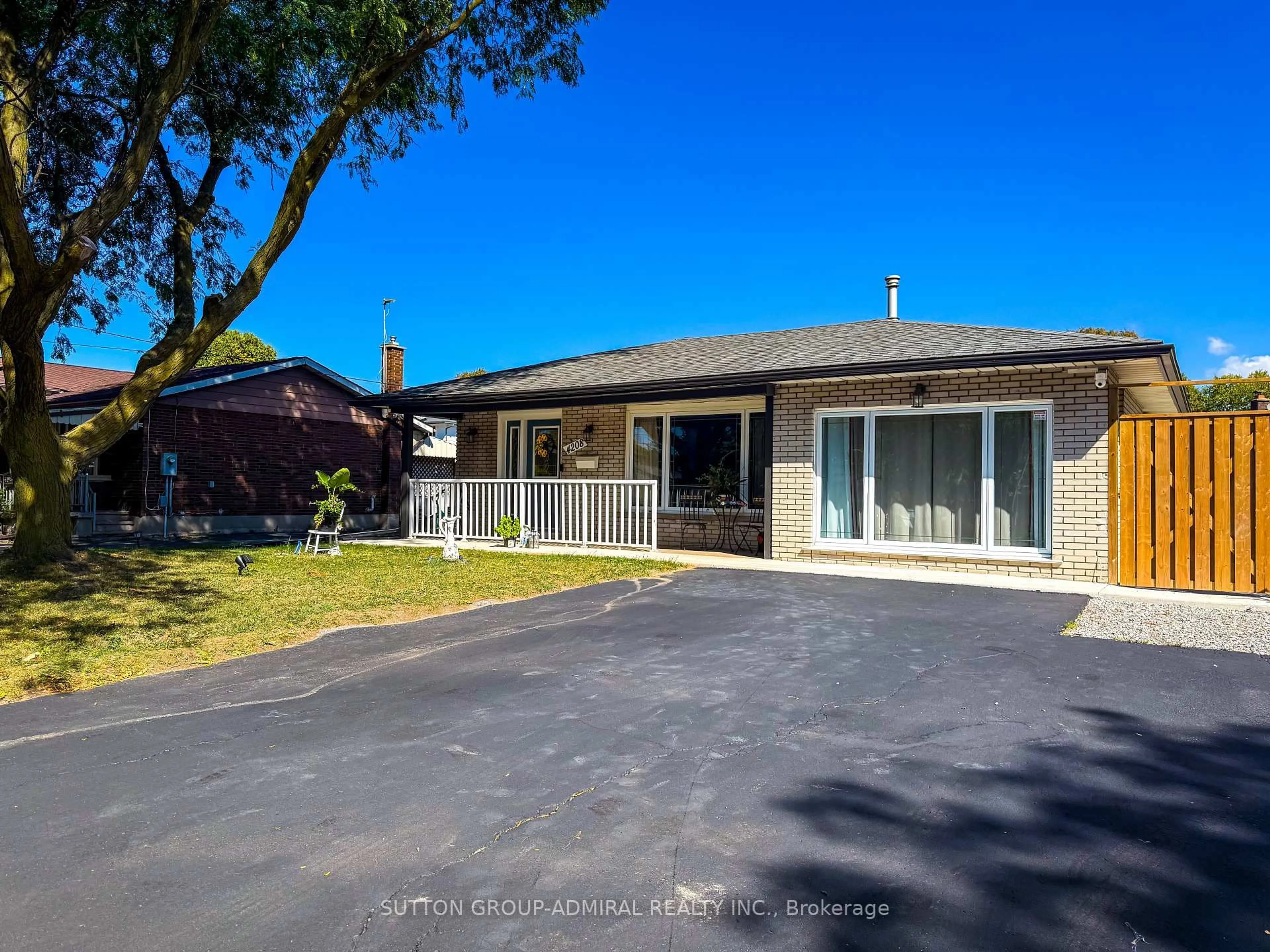 A pic from outside/outdoor area/front of a property/back of a property/a pic from drone, street for 4208 Dorchester Rd, Niagara Falls Ontario L2E 6N2