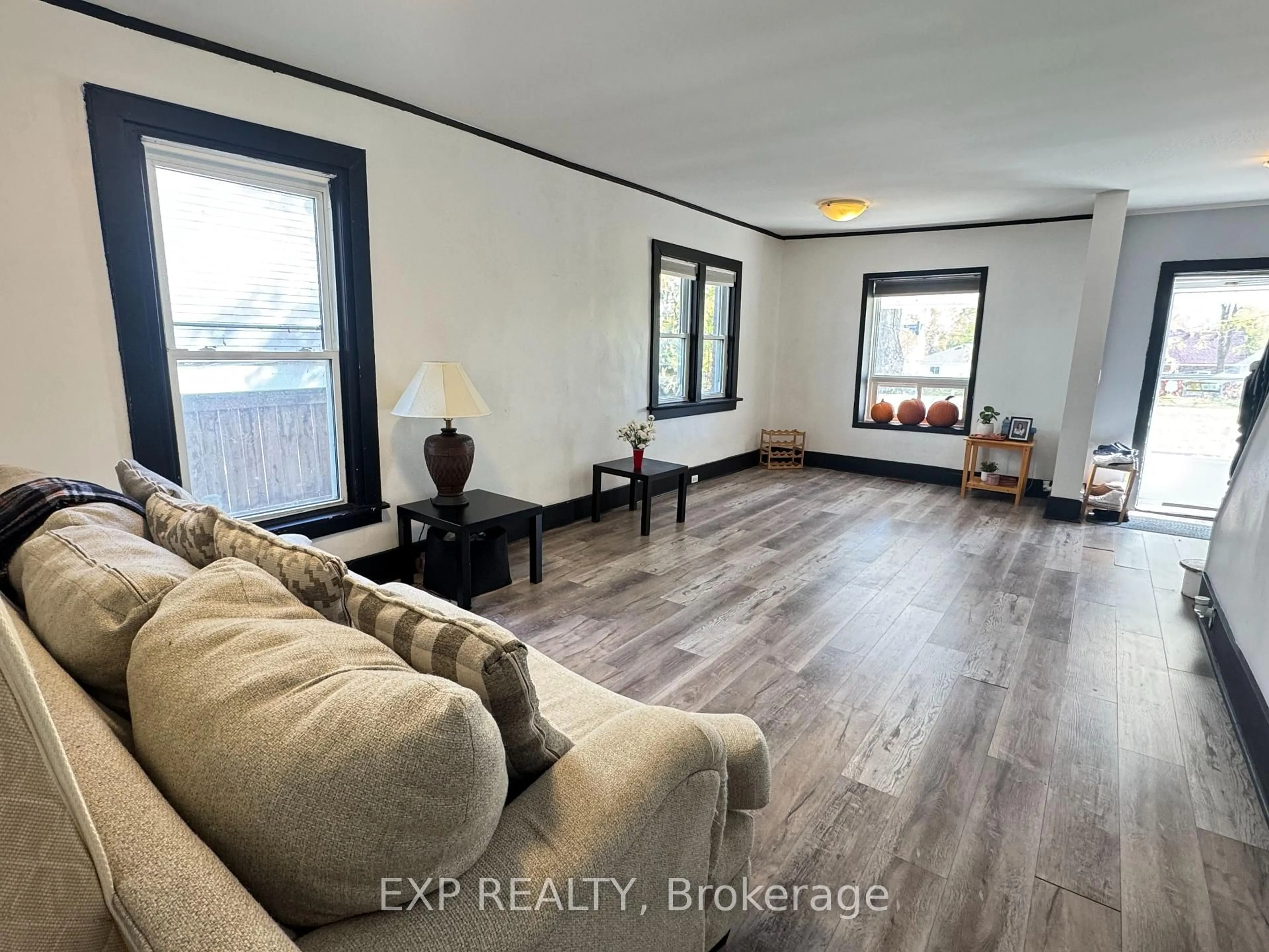 Living room with furniture, unknown for 5205 Palmer Ave, Niagara Falls Ontario L2E 3T9