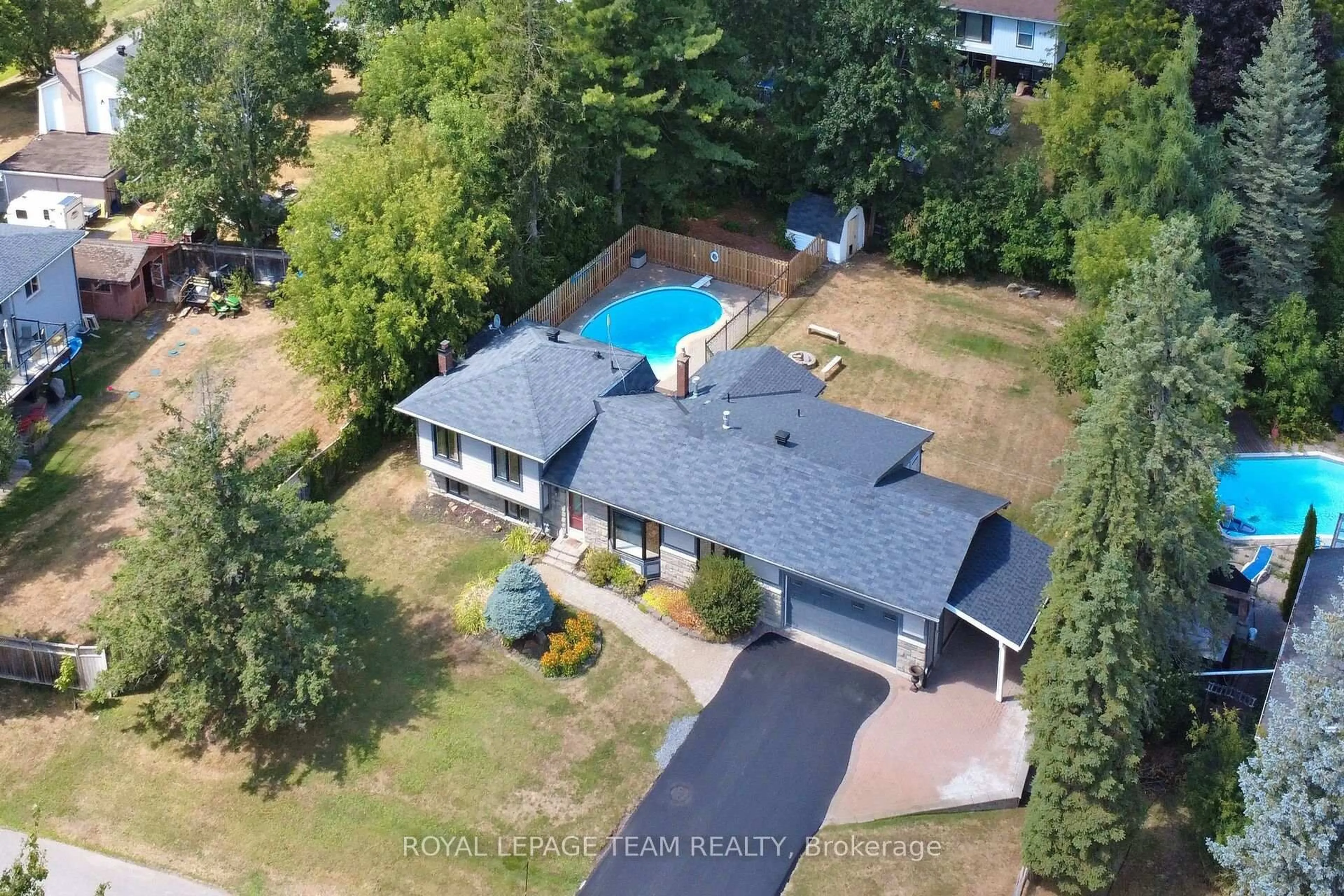 A pic from outside/outdoor area/front of a property/back of a property/a pic from drone, unknown for 1079 Christopher Dr, Ottawa Ontario K4M 1J2