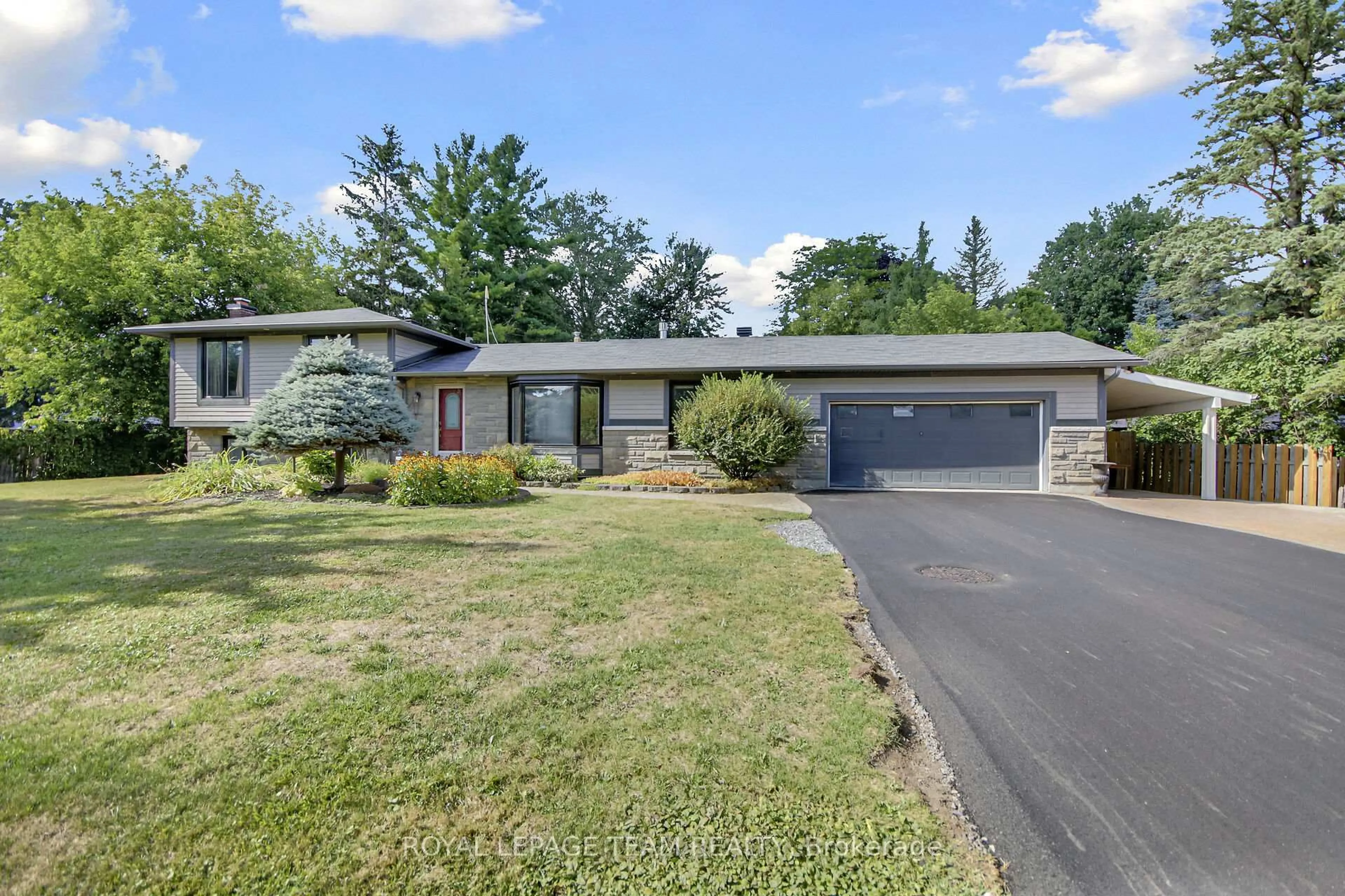 A pic from outside/outdoor area/front of a property/back of a property/a pic from drone, street for 1079 Christopher Dr, Ottawa Ontario K4M 1J2