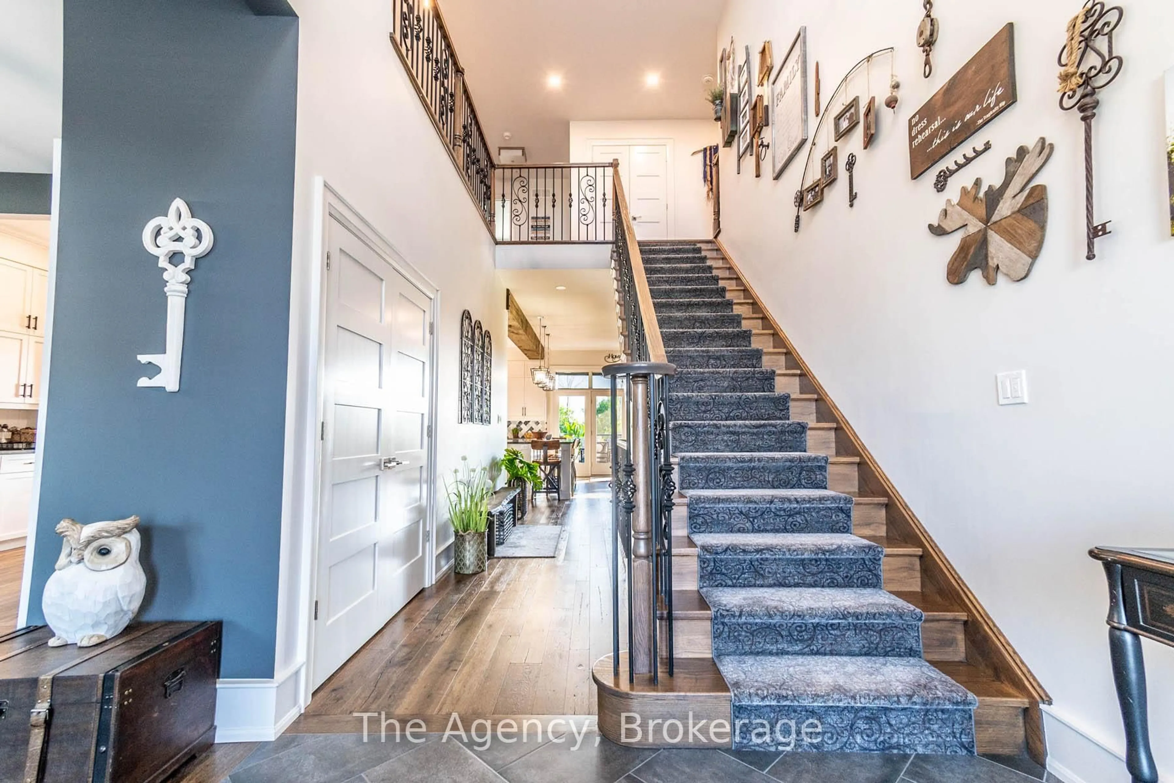 Indoor foyer for 119 Willowbrook Dr, Welland Ontario L3C 0G2