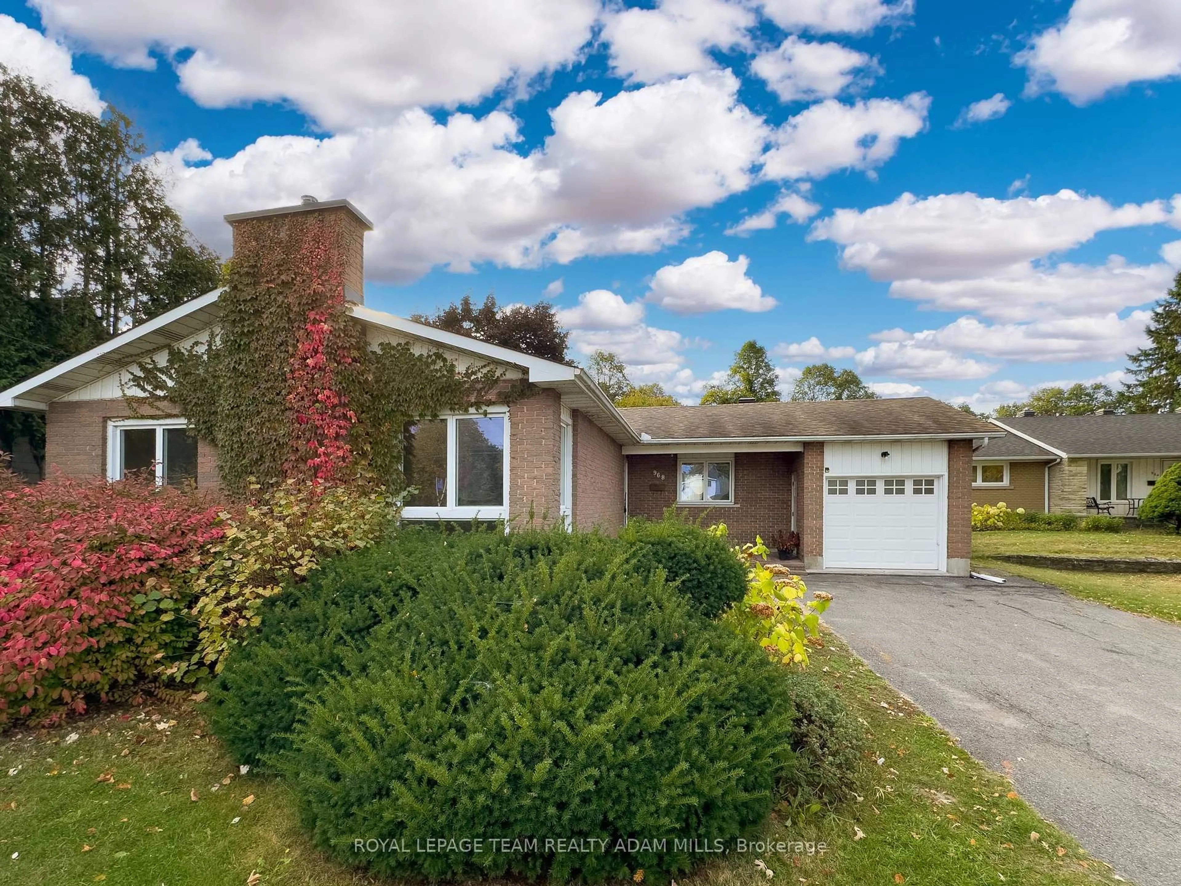 A pic from outside/outdoor area/front of a property/back of a property/a pic from drone, street for 968 Walkley Rd, Ottawa Ontario K1V 6R3