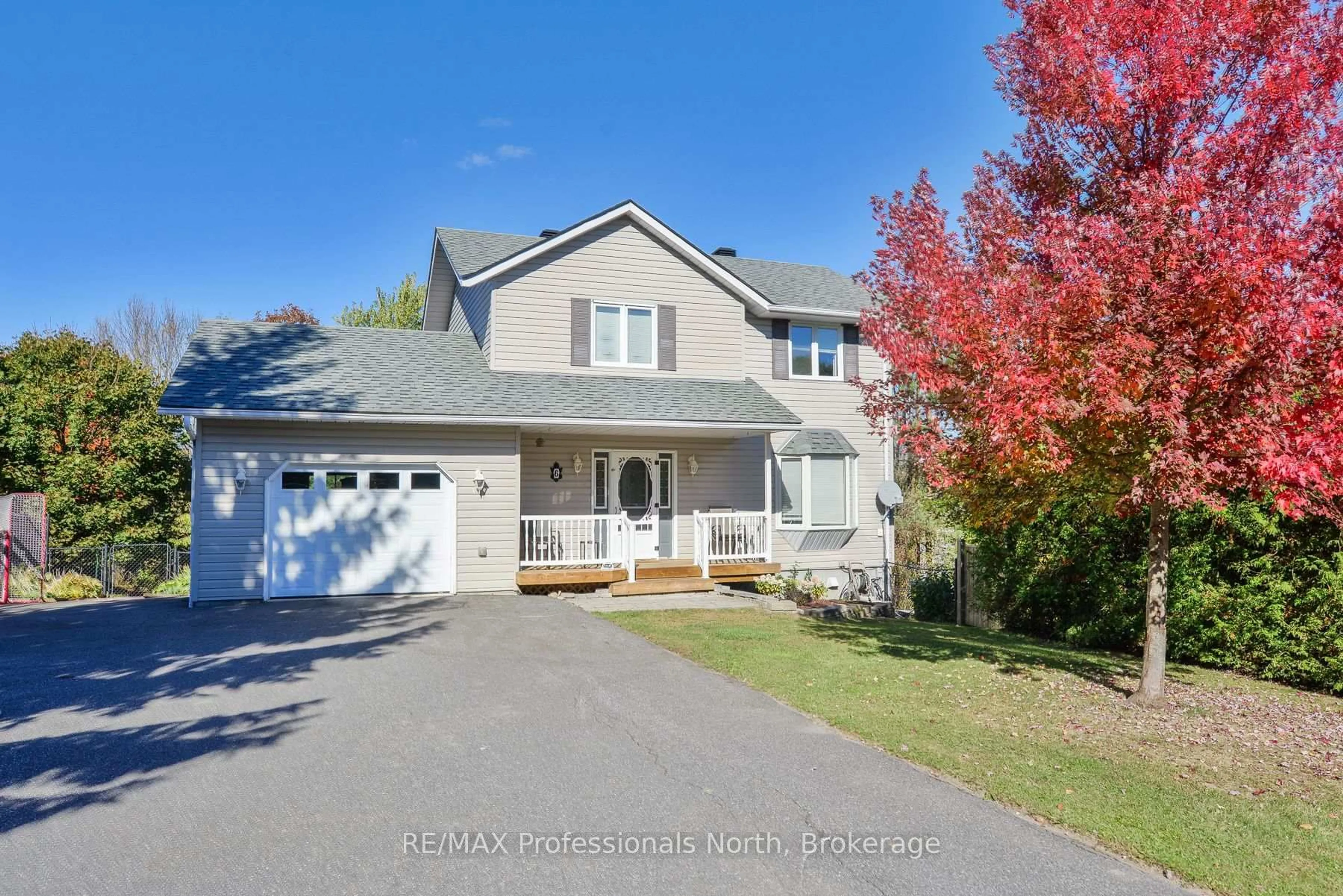 Home with vinyl exterior material, street for 6 Lankin Ave, Bracebridge Ontario P1L 1Y1