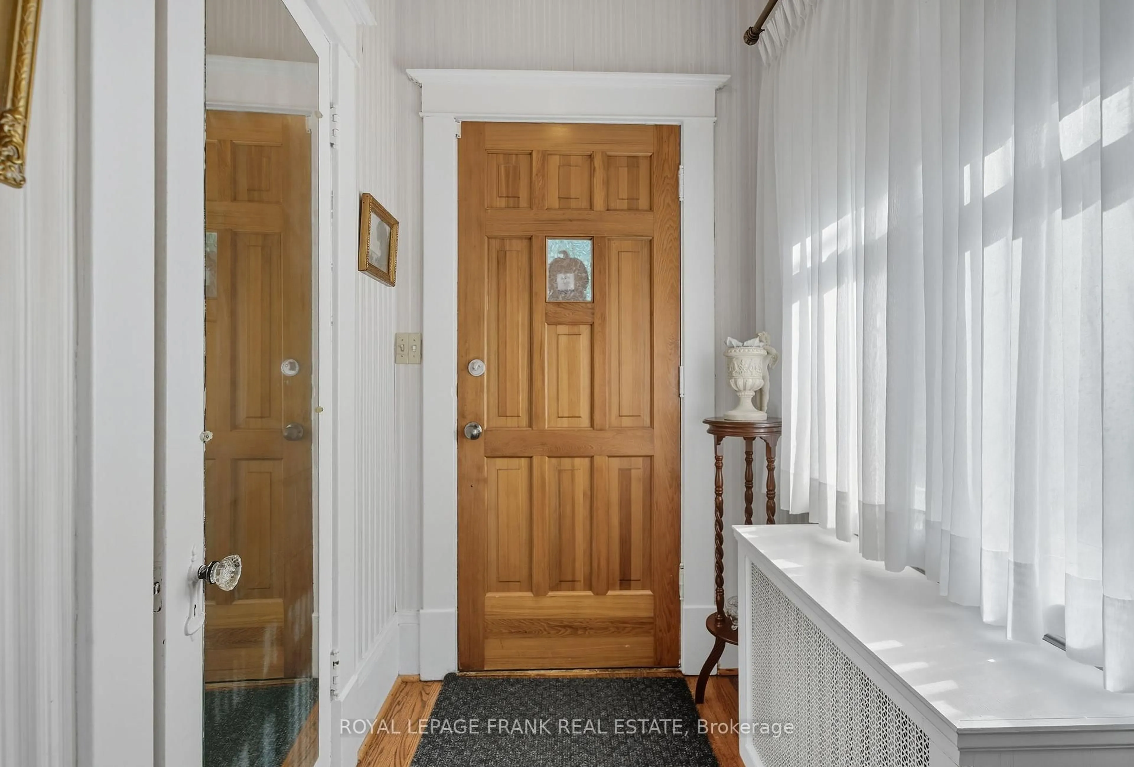 Indoor entryway for 76 Bond St, Kawartha Lakes Ontario K9V 3R4