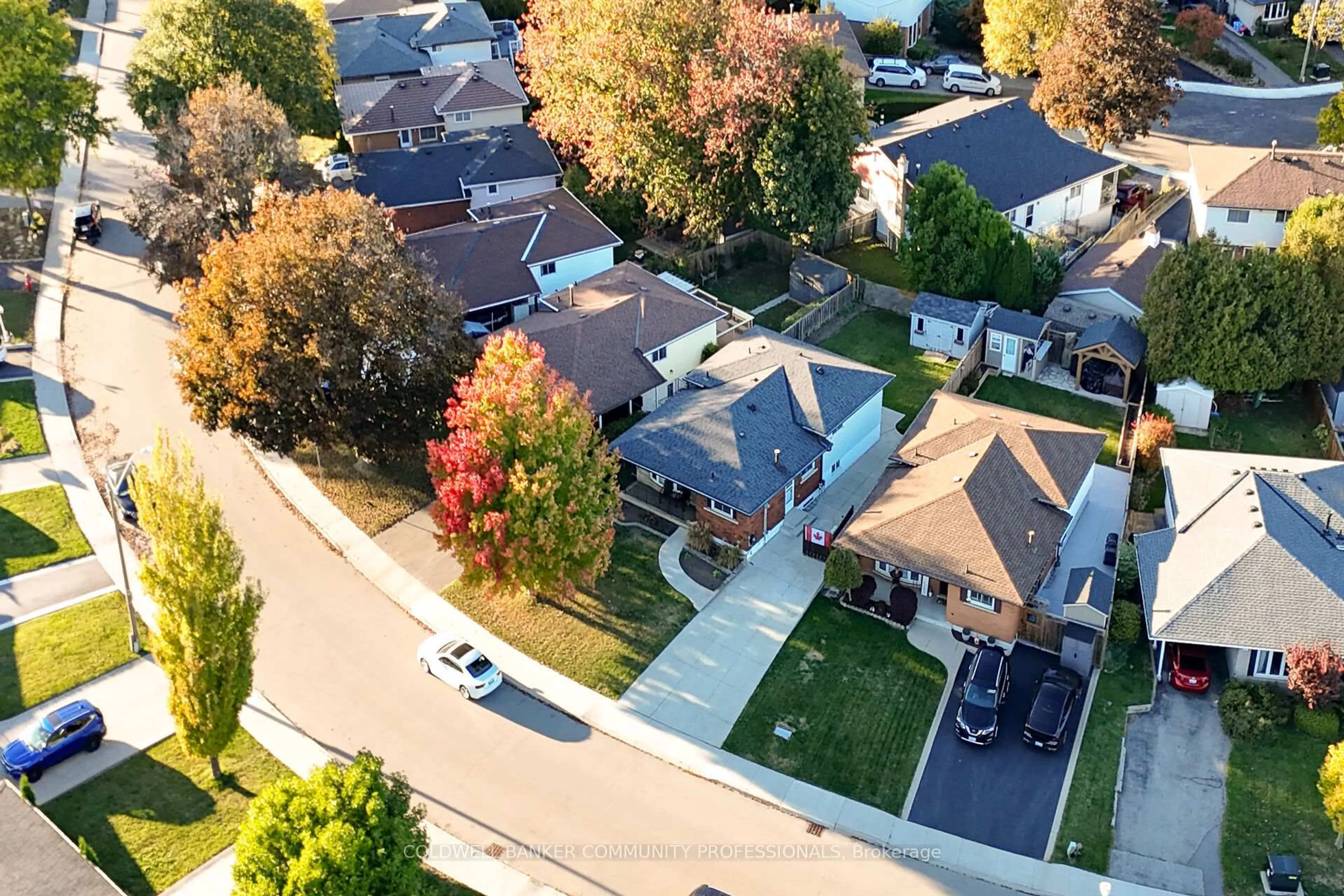 A pic from outside/outdoor area/front of a property/back of a property/a pic from drone, street for 52 Gardiner Dr, Hamilton Ontario L9C 4V2