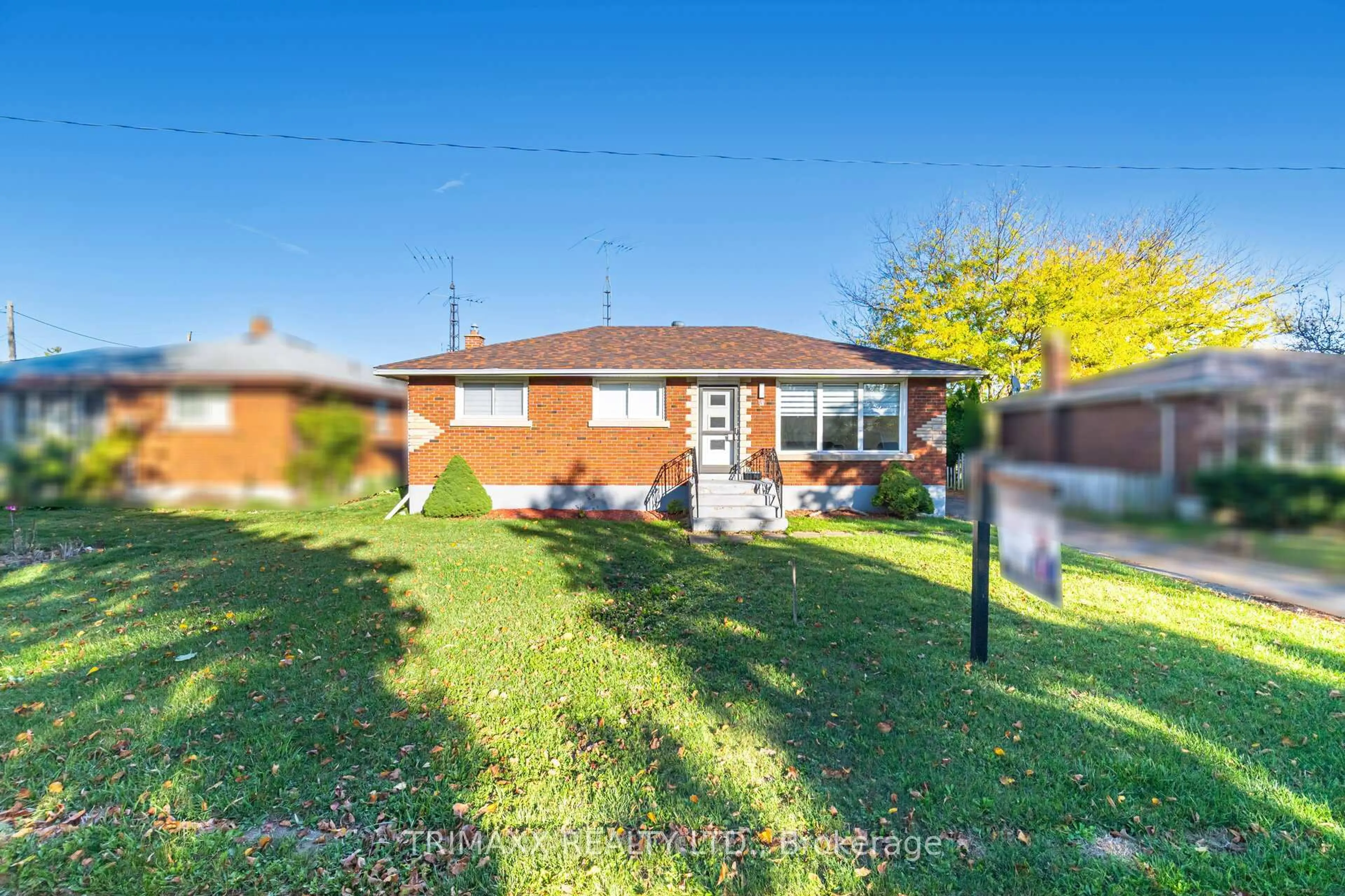 A pic from outside/outdoor area/front of a property/back of a property/a pic from drone, street for 60 Parkdale Dr, Thorold Ontario L2V 2N6