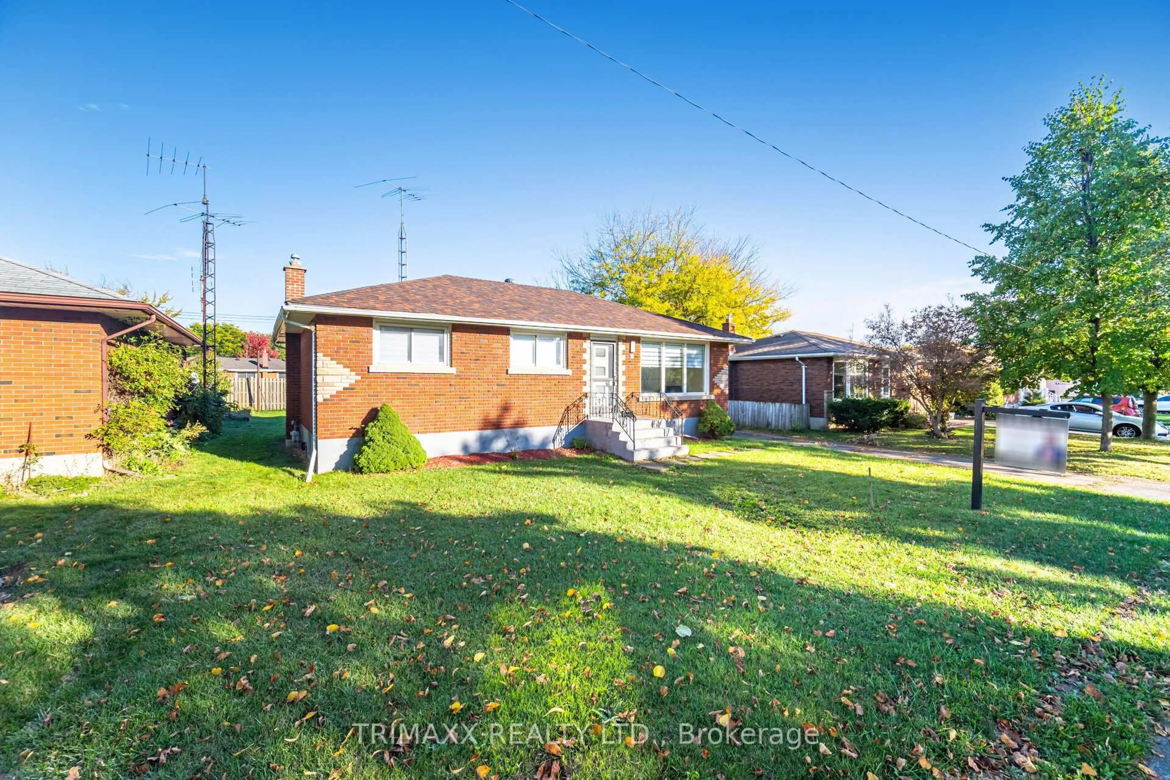 A pic from outside/outdoor area/front of a property/back of a property/a pic from drone, street for 60 Parkdale Dr, Thorold Ontario L2V 2N6