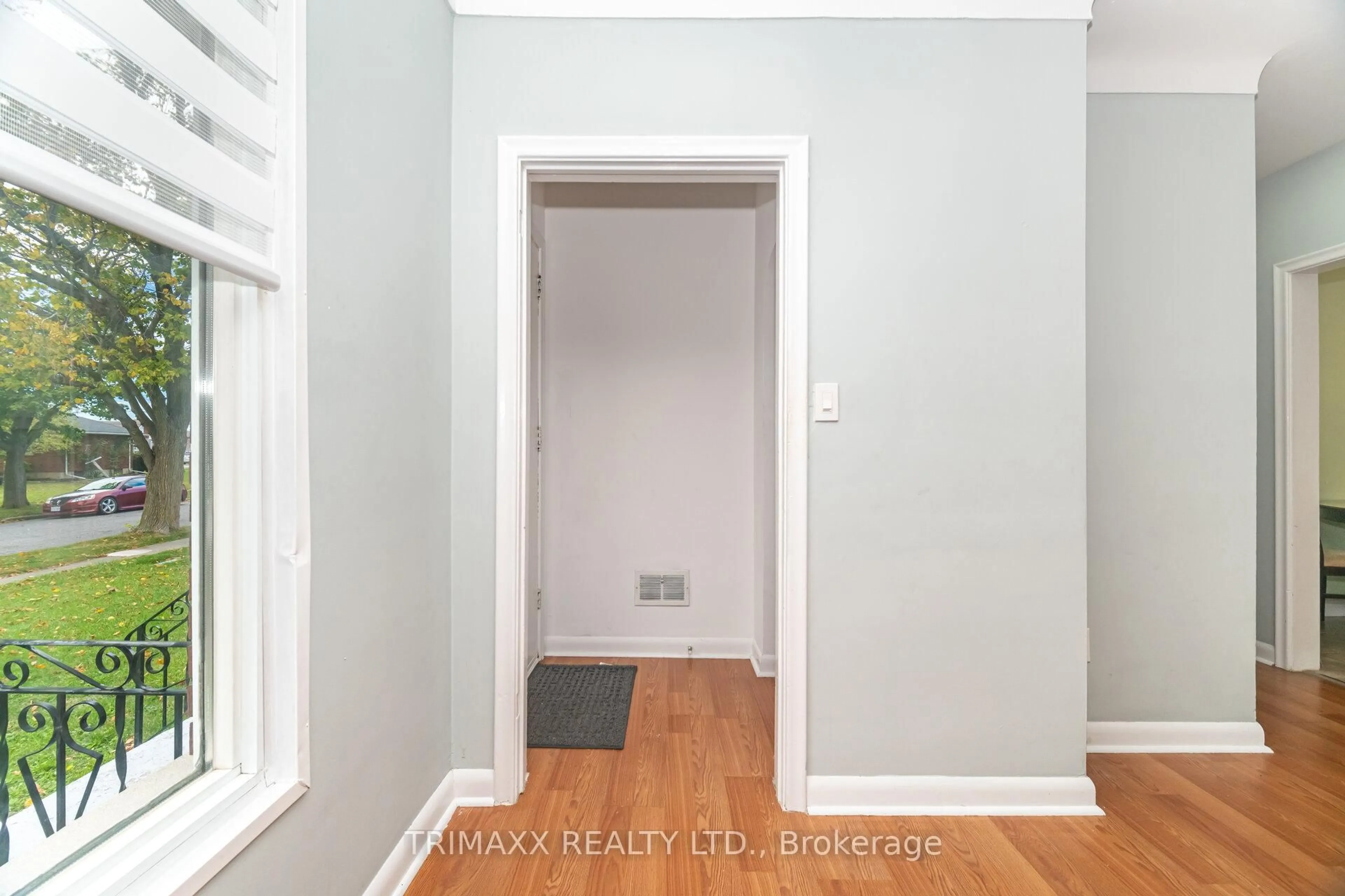 Indoor entryway for 60 Parkdale Dr, Thorold Ontario L2V 2N6