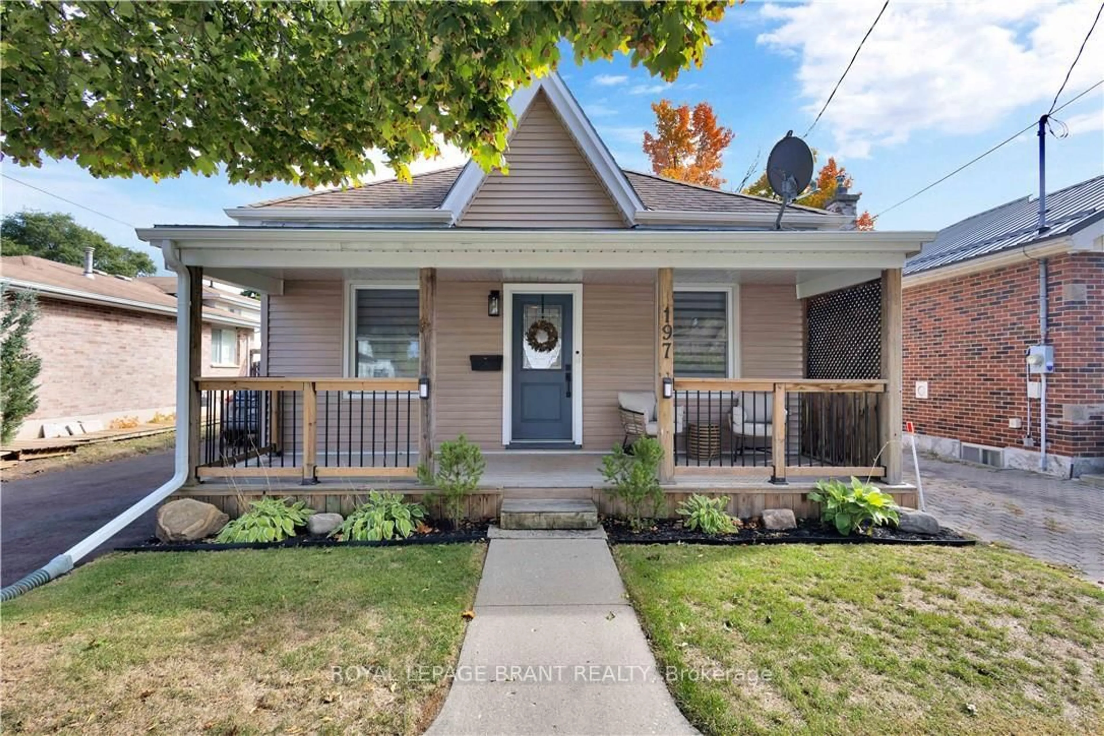 Home with vinyl exterior material, street for 197 Grand St, Brantford Ontario N3R 4C2